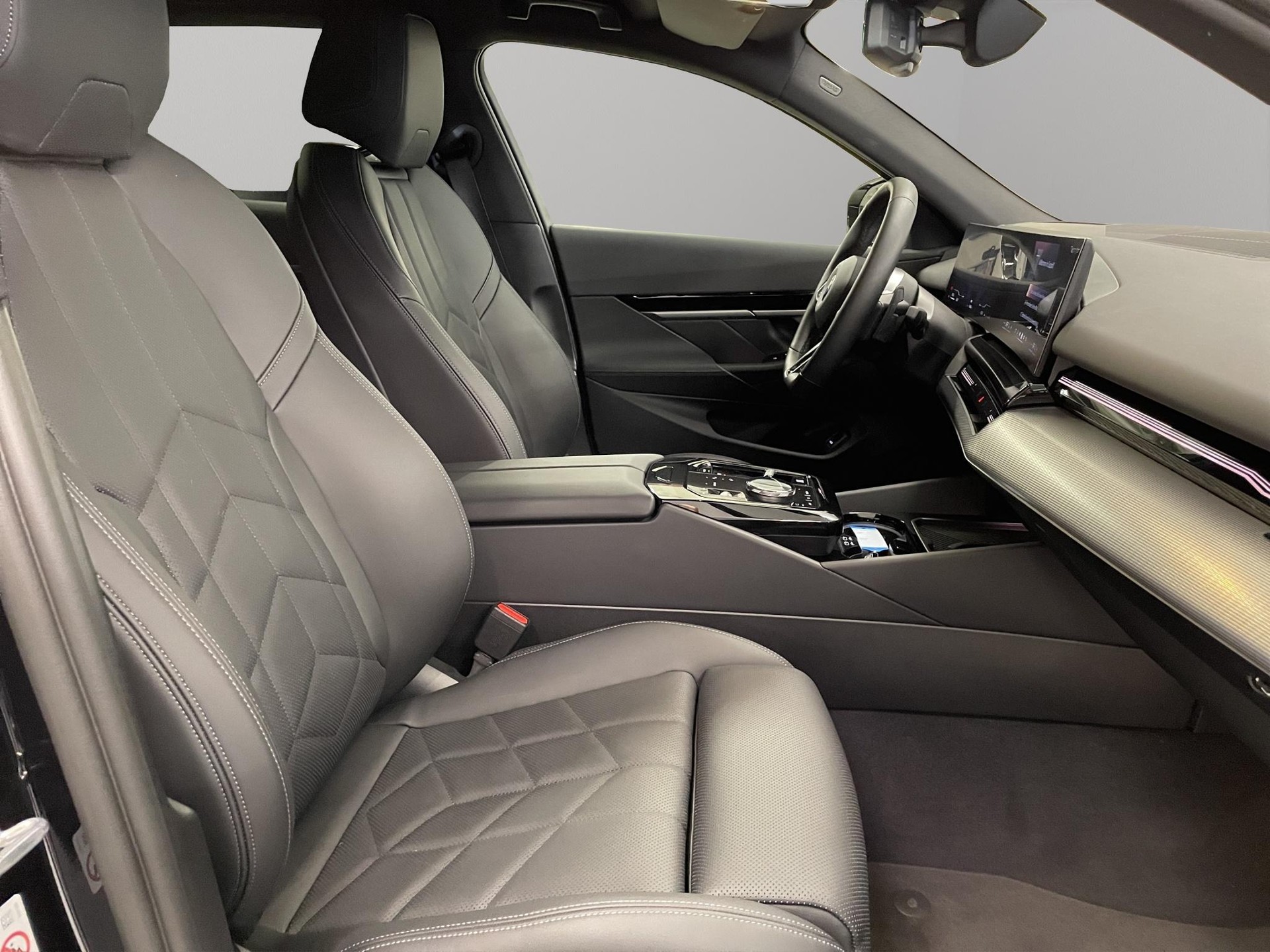 BMW 520d xDrive 48V Touring-image-17