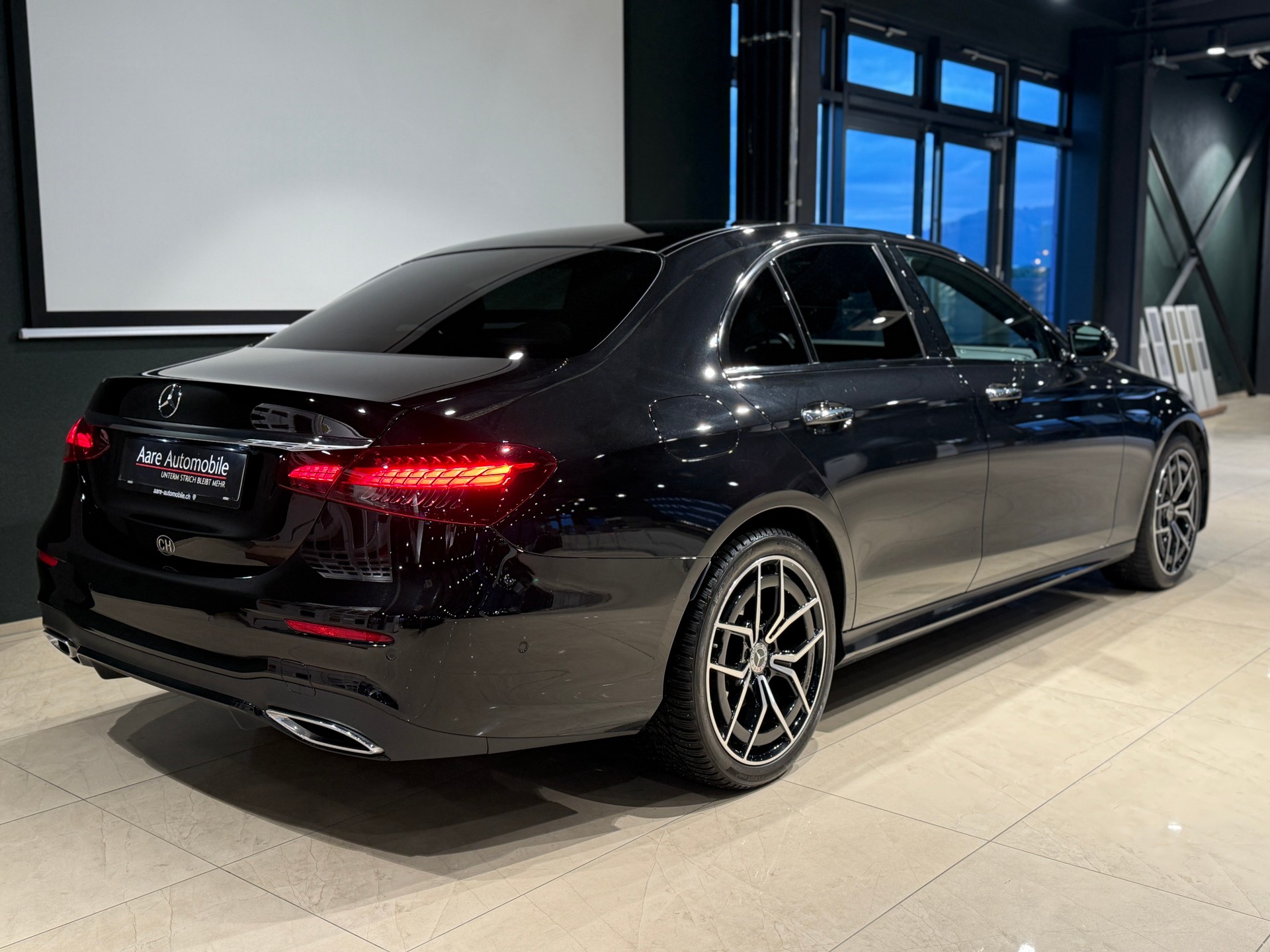 MERCEDES-BENZ E 300 d 4Matic AMG Line 9G-Tronic-image-5