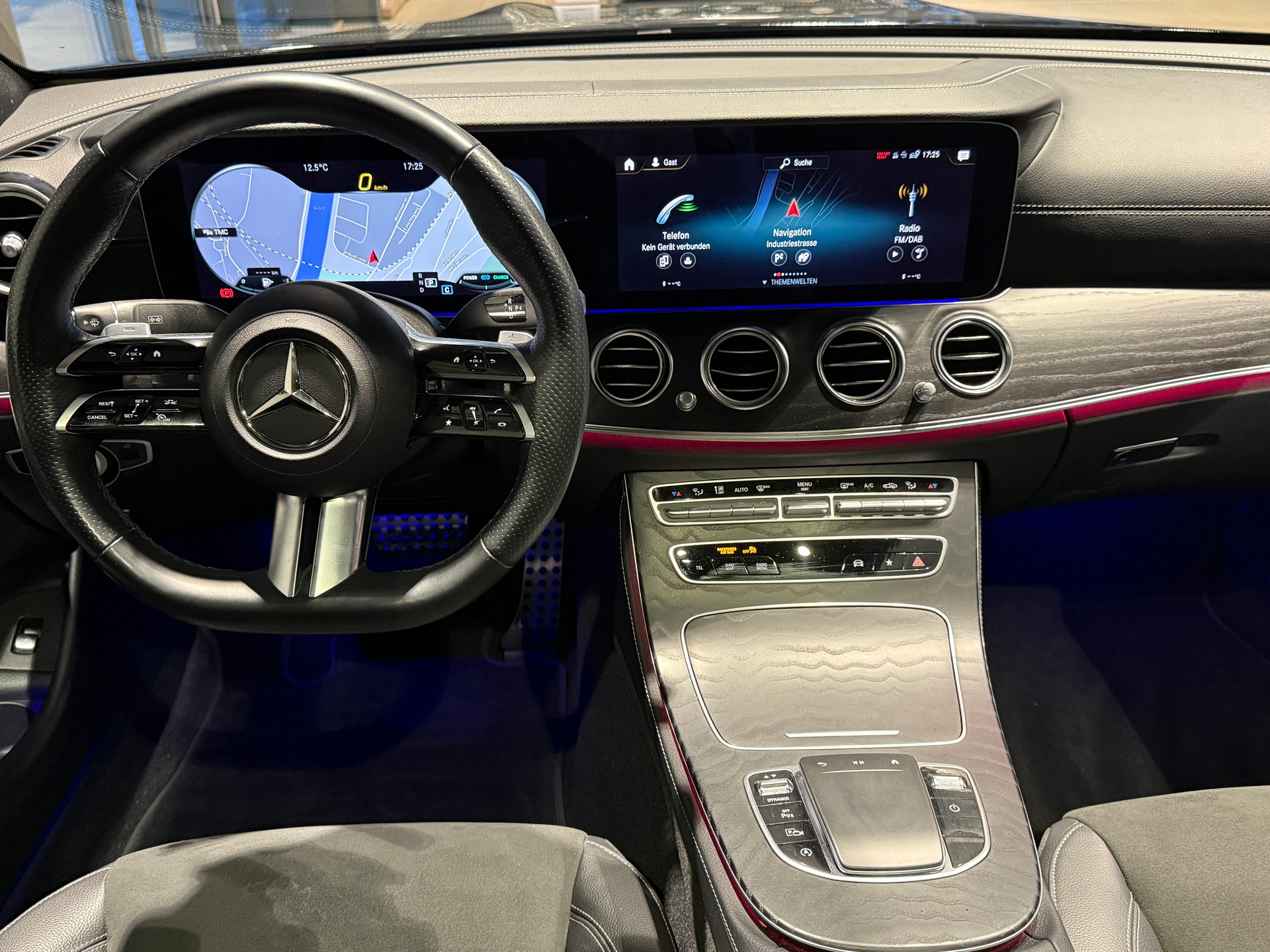 MERCEDES-BENZ E 300 d 4Matic AMG Line 9G-Tronic-image-10