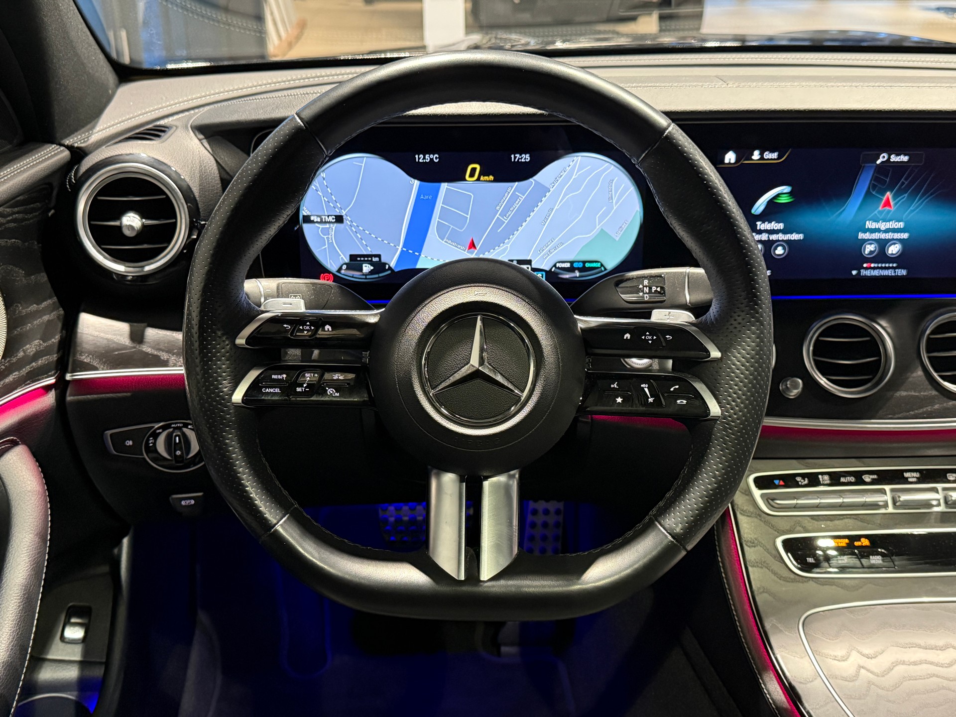 MERCEDES-BENZ E 300 d 4Matic AMG Line 9G-Tronic-image-11