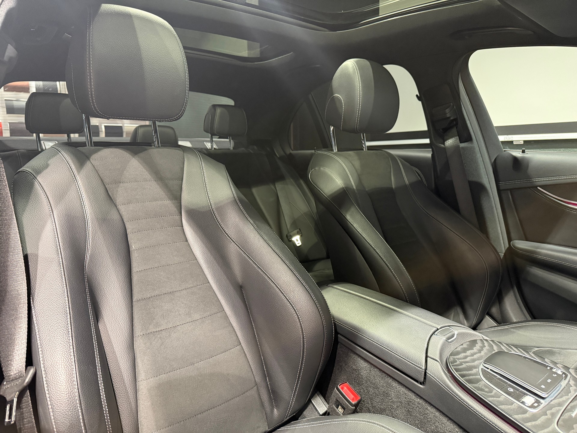 MERCEDES-BENZ E 300 d 4Matic AMG Line 9G-Tronic-image-15
