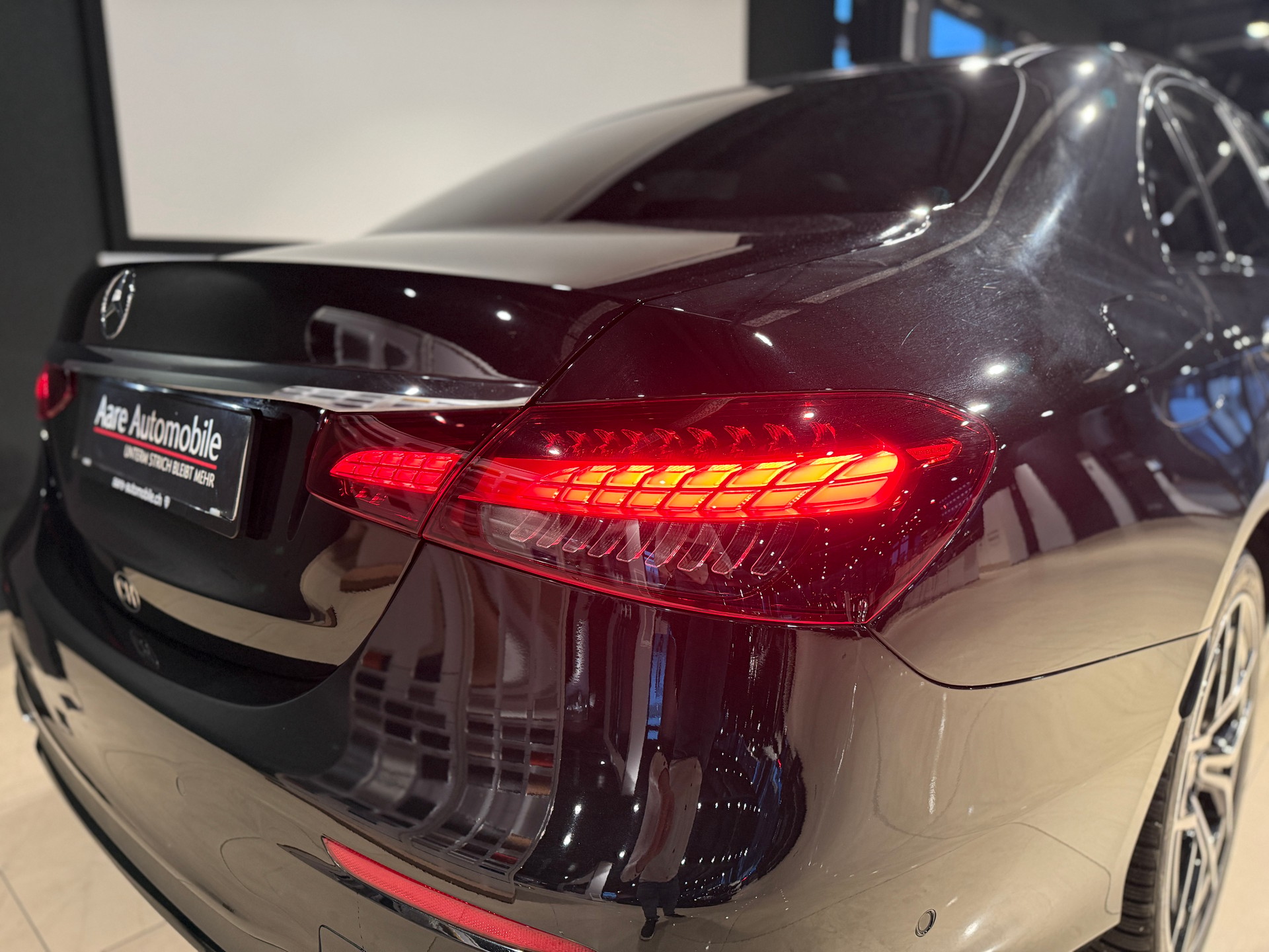 MERCEDES-BENZ E 300 d 4Matic AMG Line 9G-Tronic-image-6