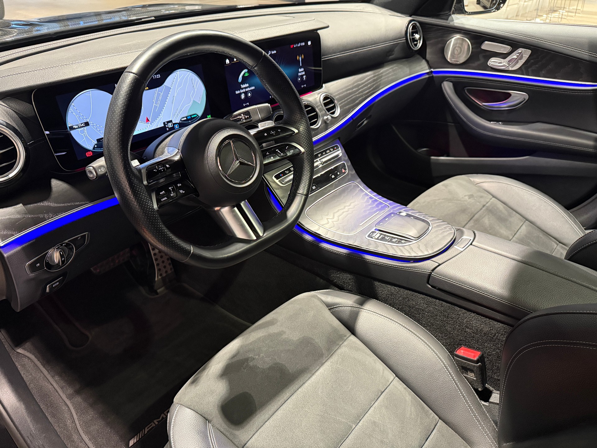 MERCEDES-BENZ E 300 d 4Matic AMG Line 9G-Tronic-image-12