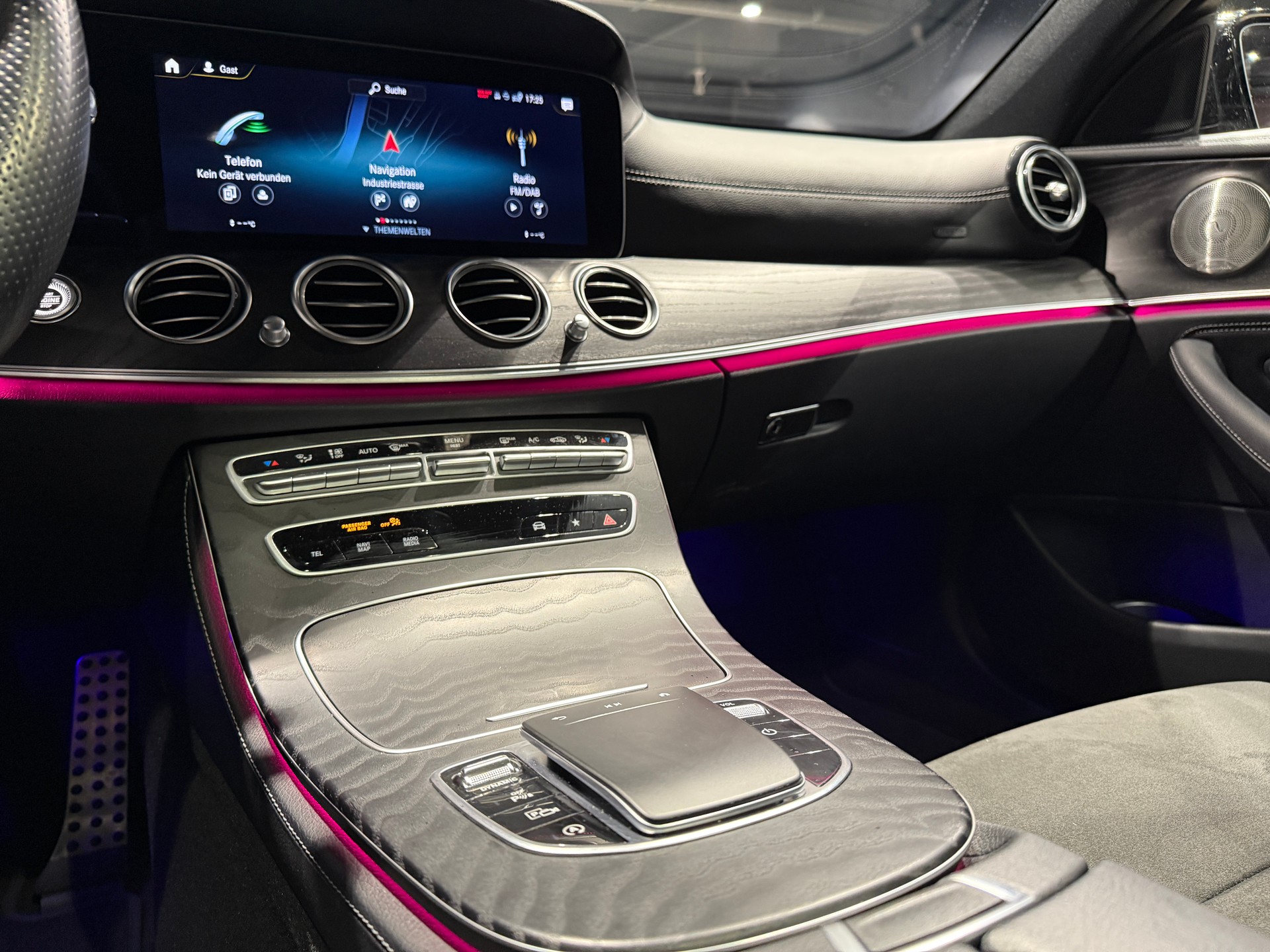 MERCEDES-BENZ E 300 d 4Matic AMG Line 9G-Tronic-image-13