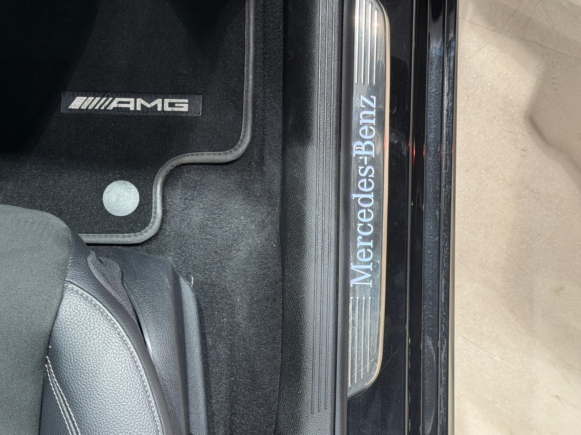 MERCEDES-BENZ E 300 d 4Matic AMG Line 9G-Tronic-image-24