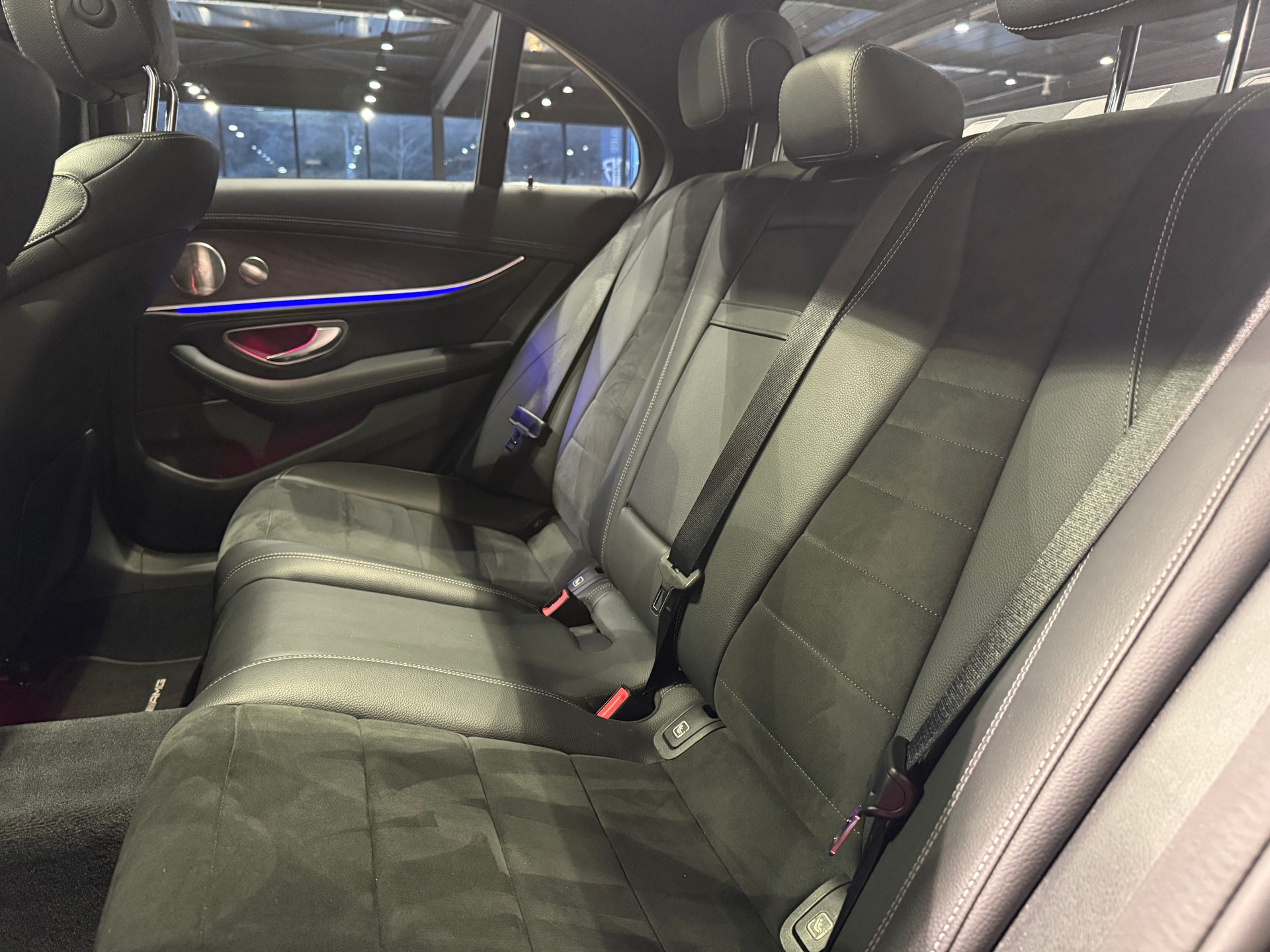 MERCEDES-BENZ E 300 d 4Matic AMG Line 9G-Tronic-image-19