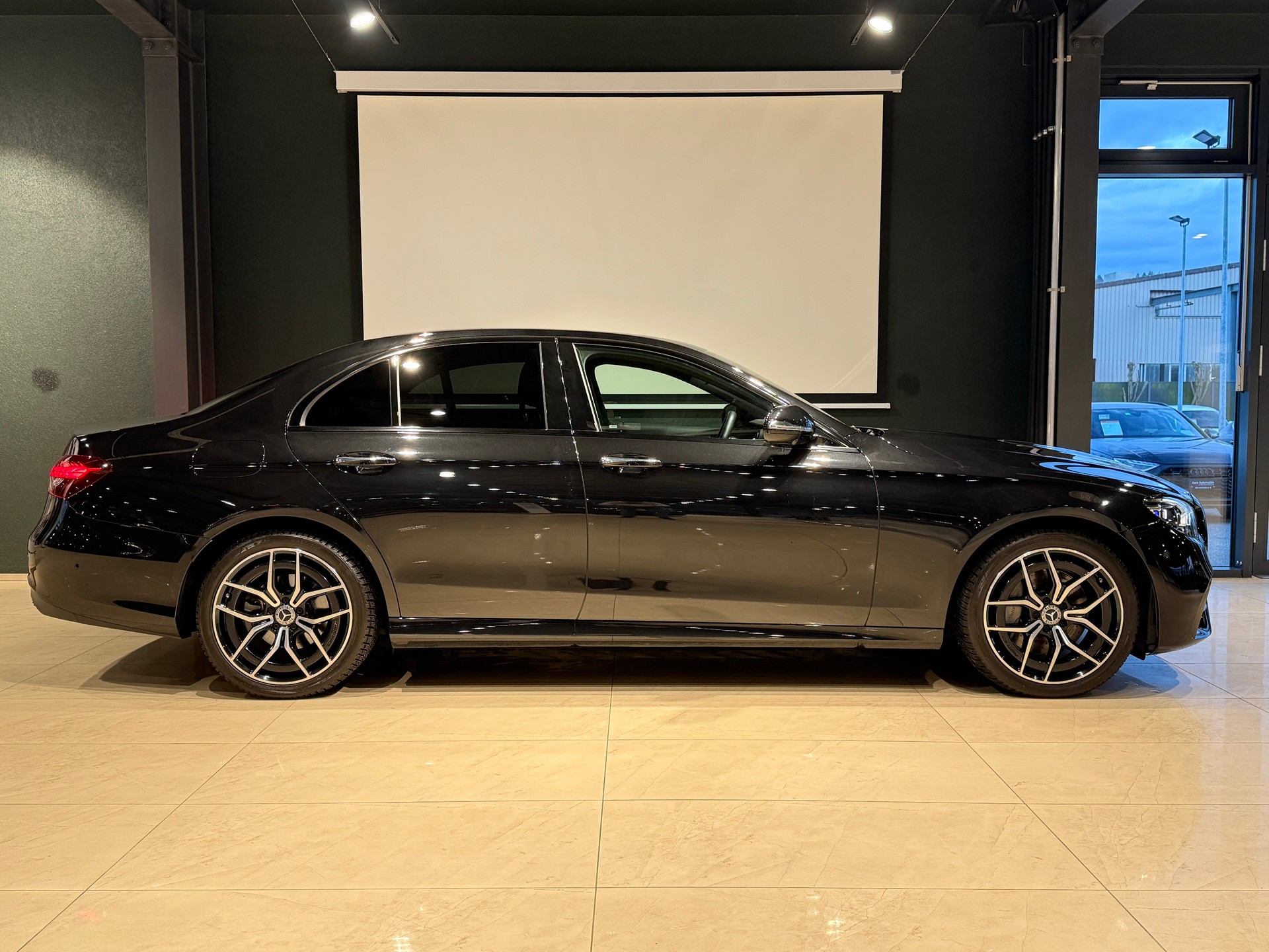 MERCEDES-BENZ E 300 d 4Matic AMG Line 9G-Tronic-image-3