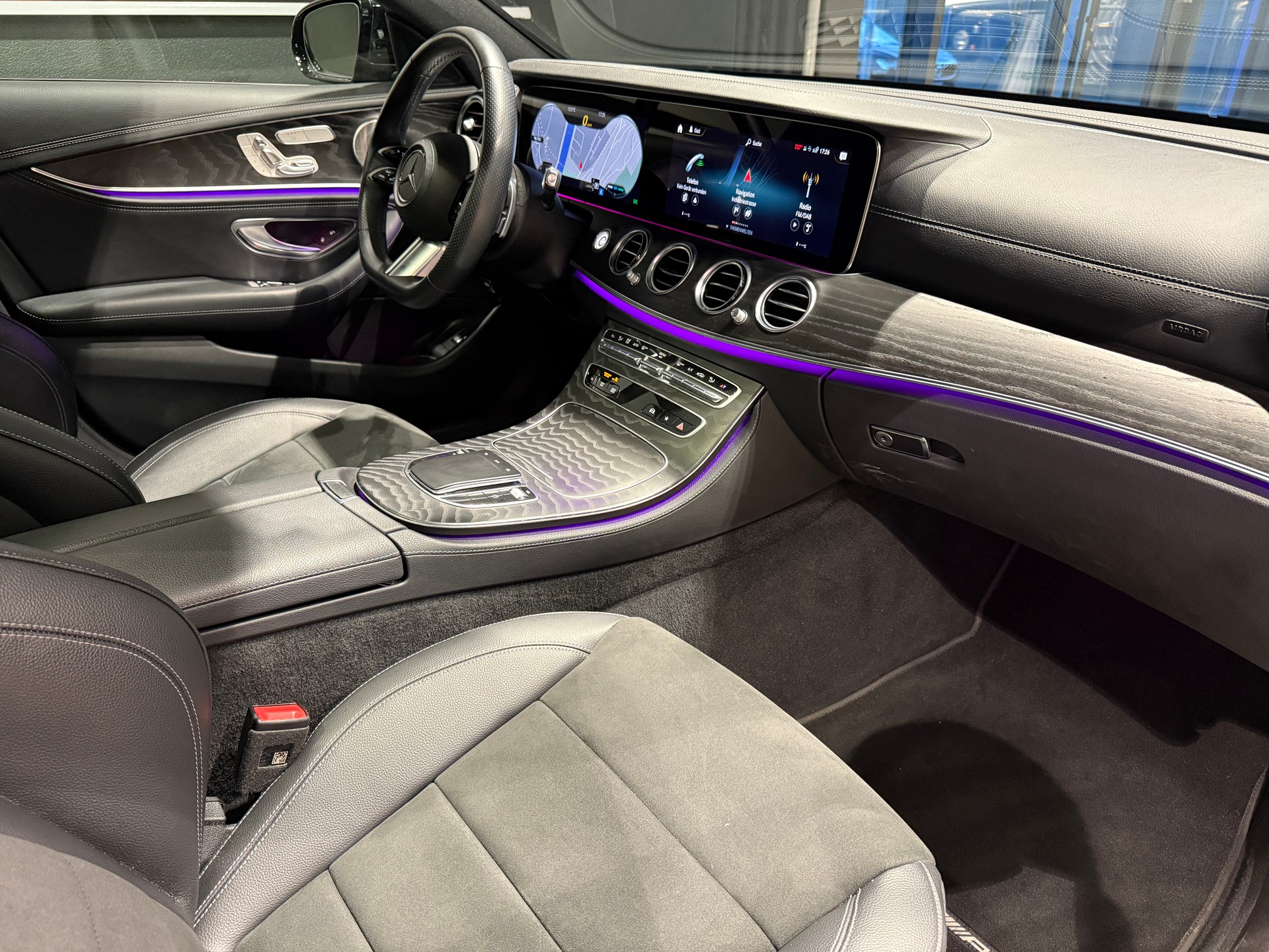 MERCEDES-BENZ E 300 d 4Matic AMG Line 9G-Tronic-image-14