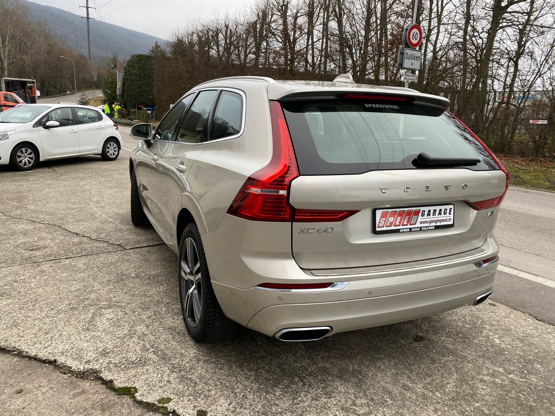 VOLVO XC60 B4 Diesel Mild Hybrid AWD Inscription Geartronic-image-1