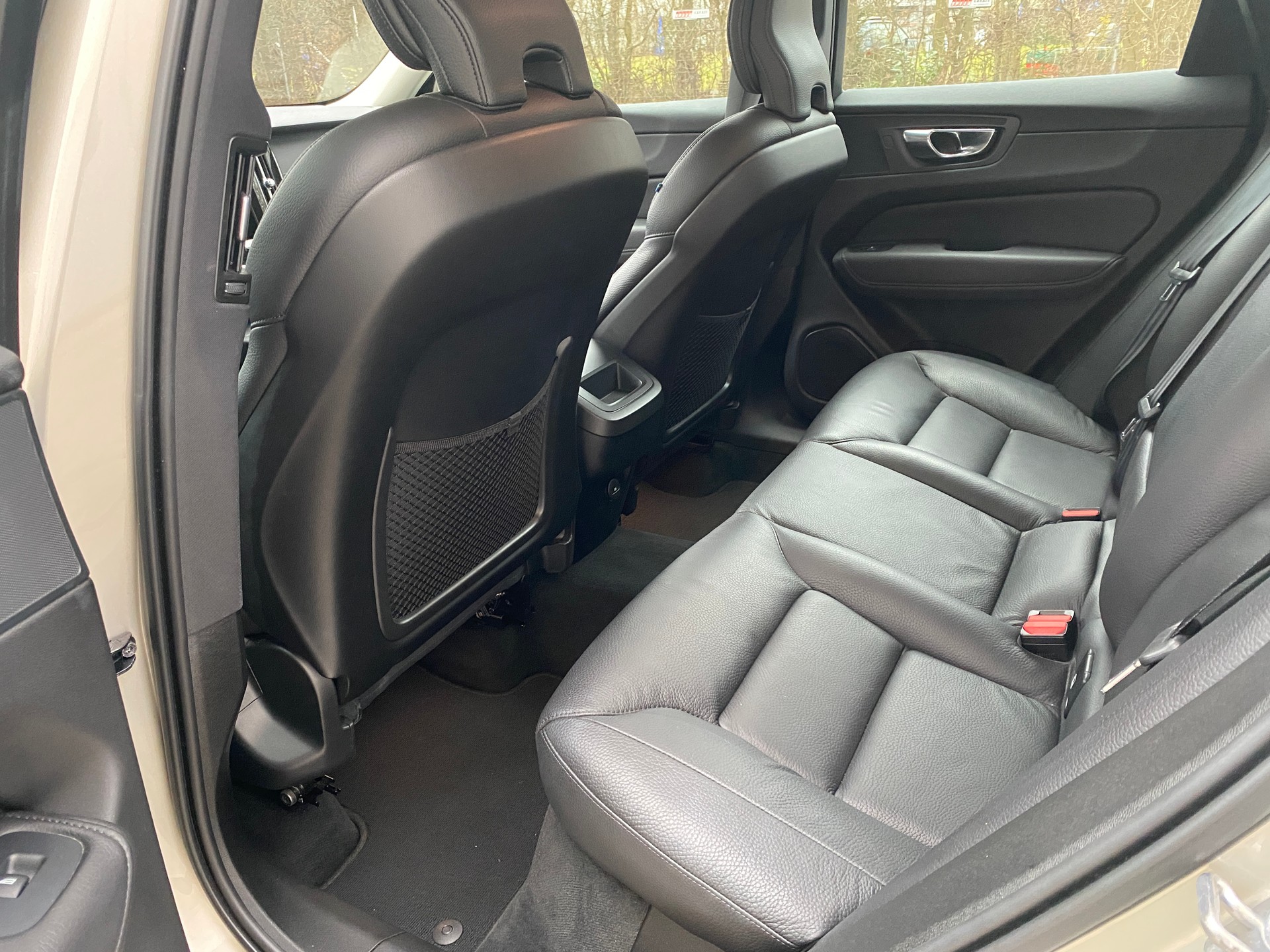VOLVO XC60 B4 Diesel Mild Hybrid AWD Inscription Geartronic-image-9