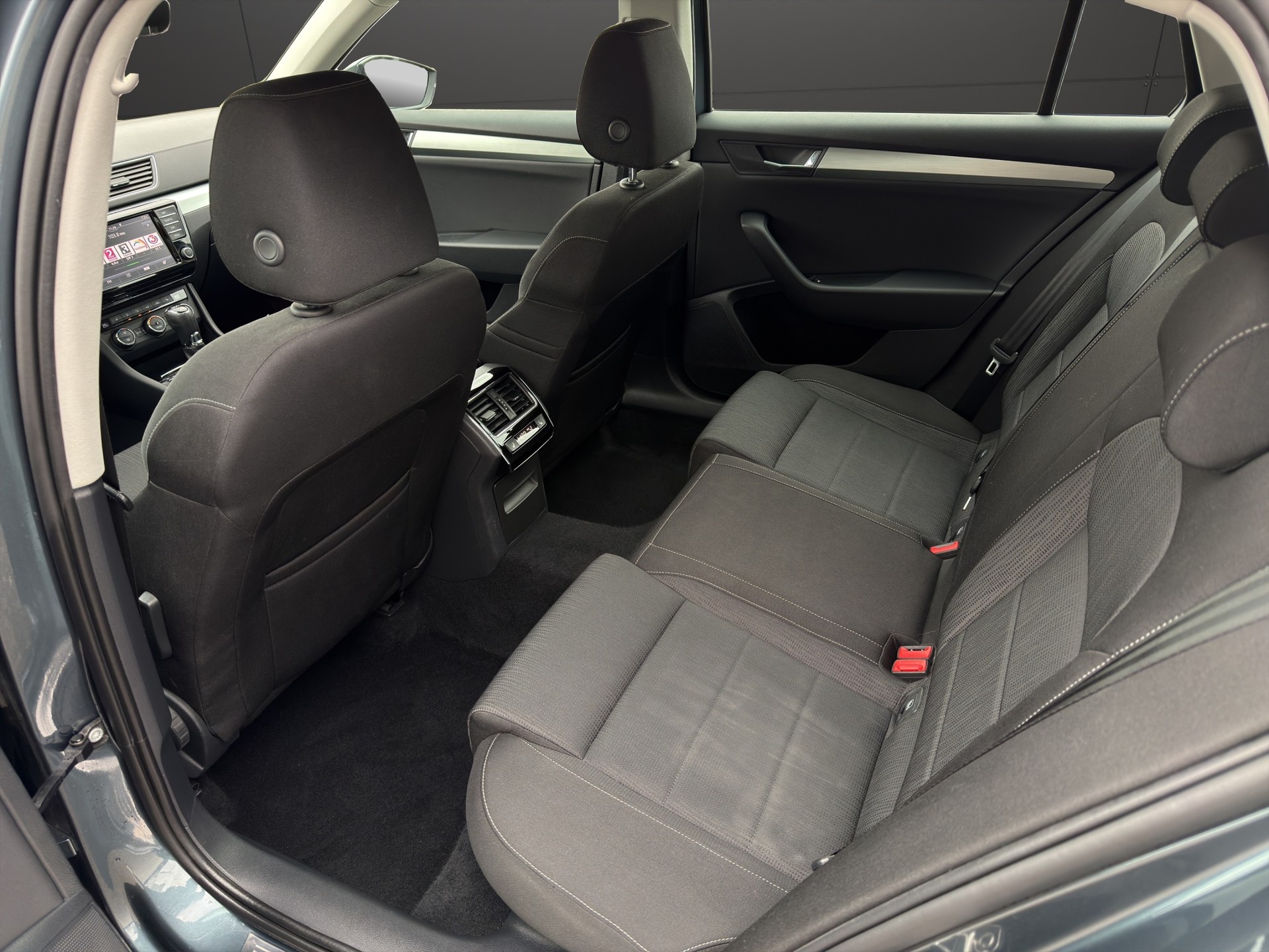 SKODA Superb Combi 2.0 TDi Ambition DSG-image-22