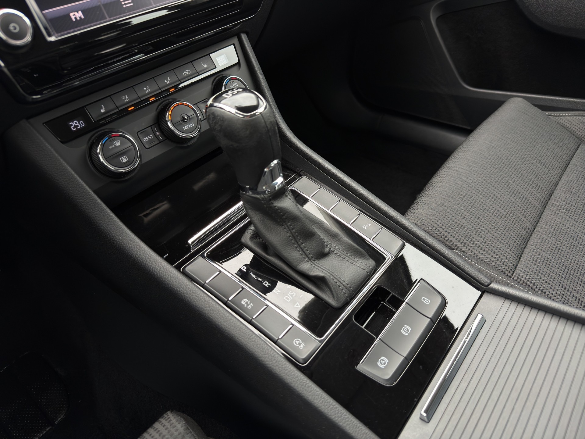 SKODA Superb Combi 2.0 TDi Ambition DSG-image-16