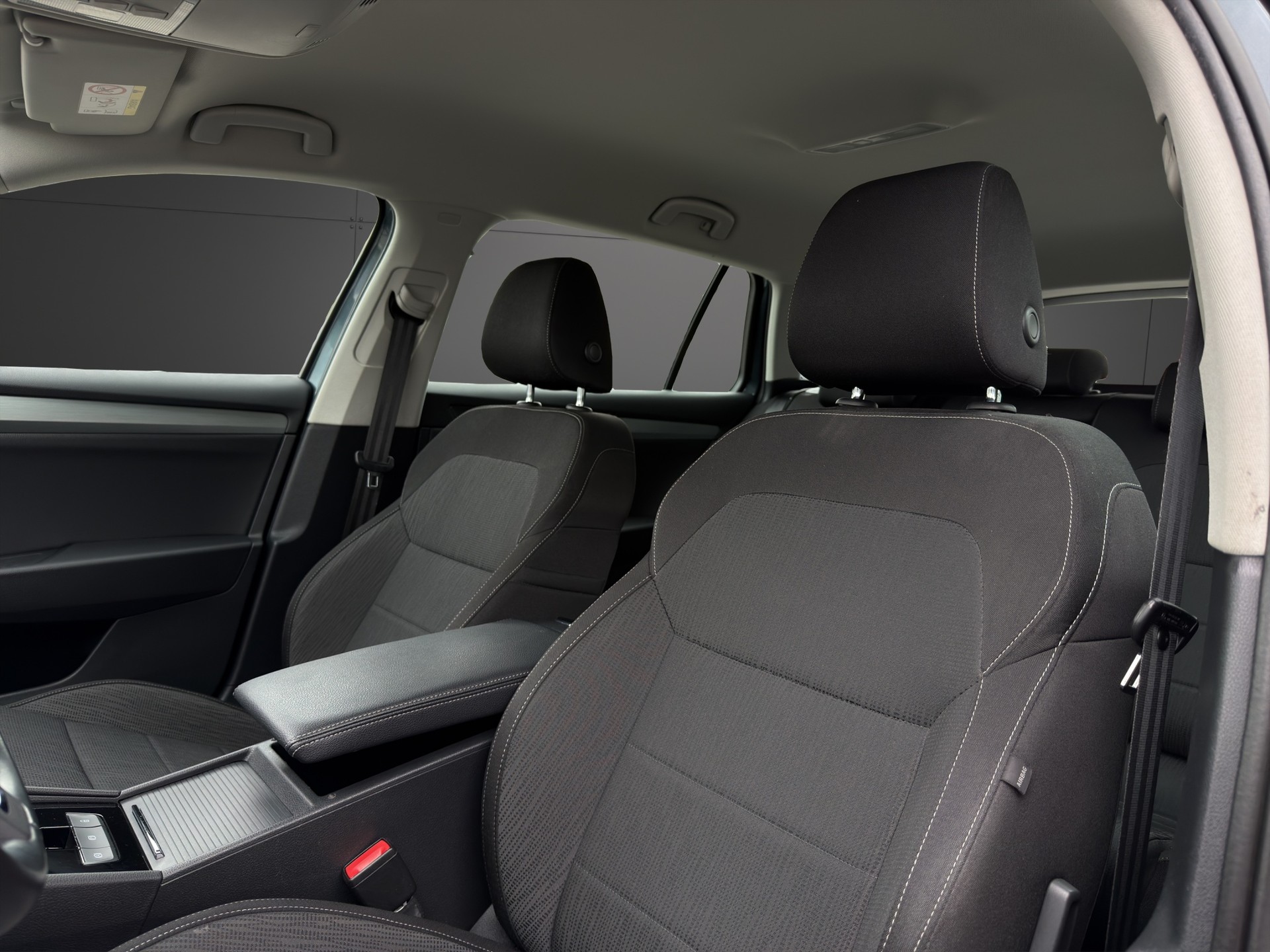 SKODA Superb Combi 2.0 TDi Ambition DSG-image-23