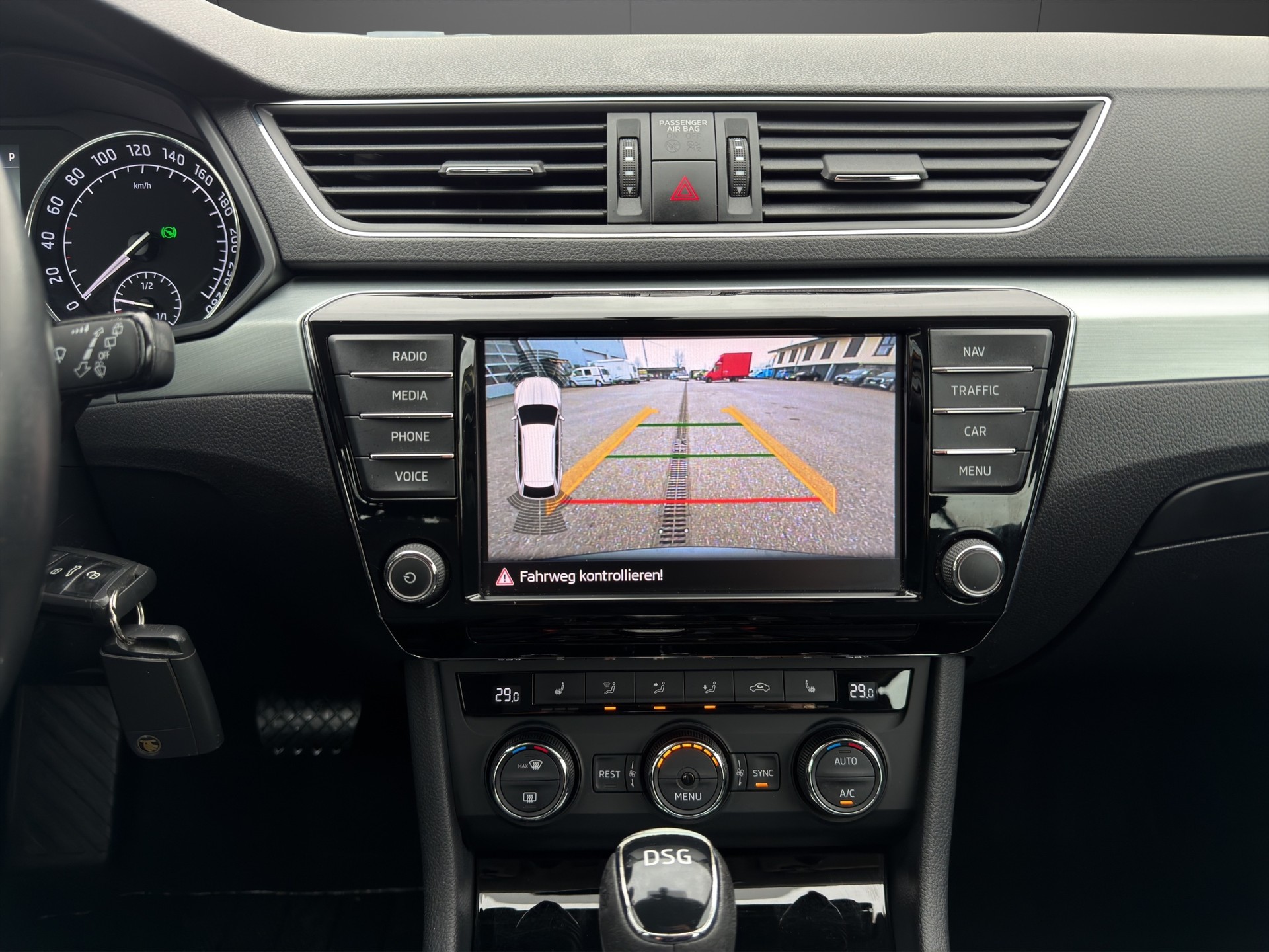 SKODA Superb Combi 2.0 TDi Ambition DSG-image-13