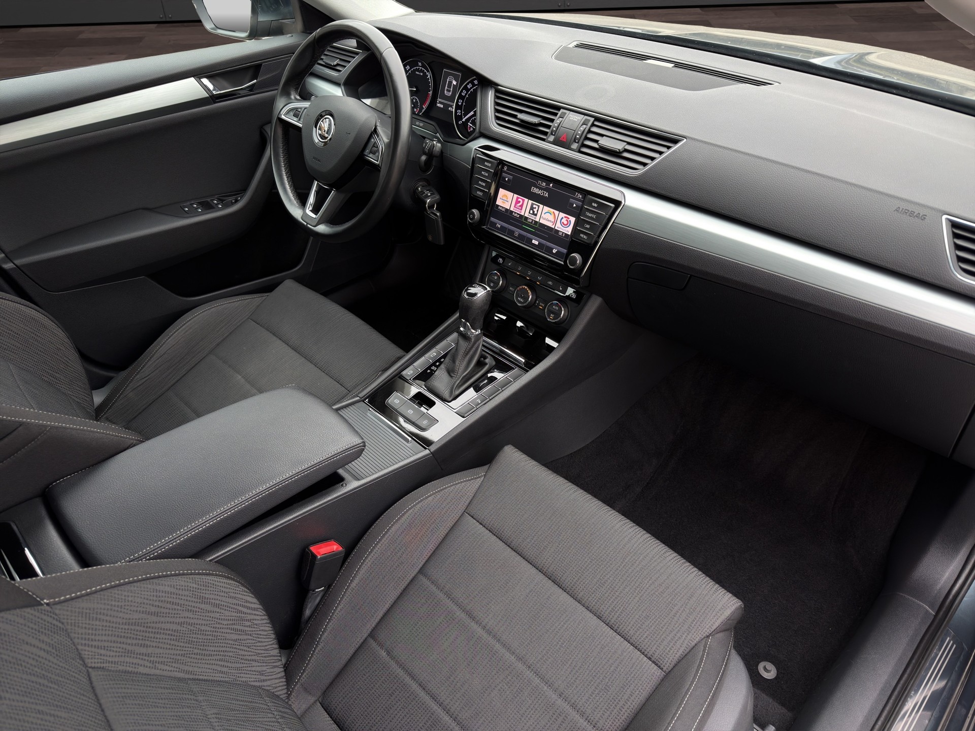 SKODA Superb Combi 2.0 TDi Ambition DSG-image-18