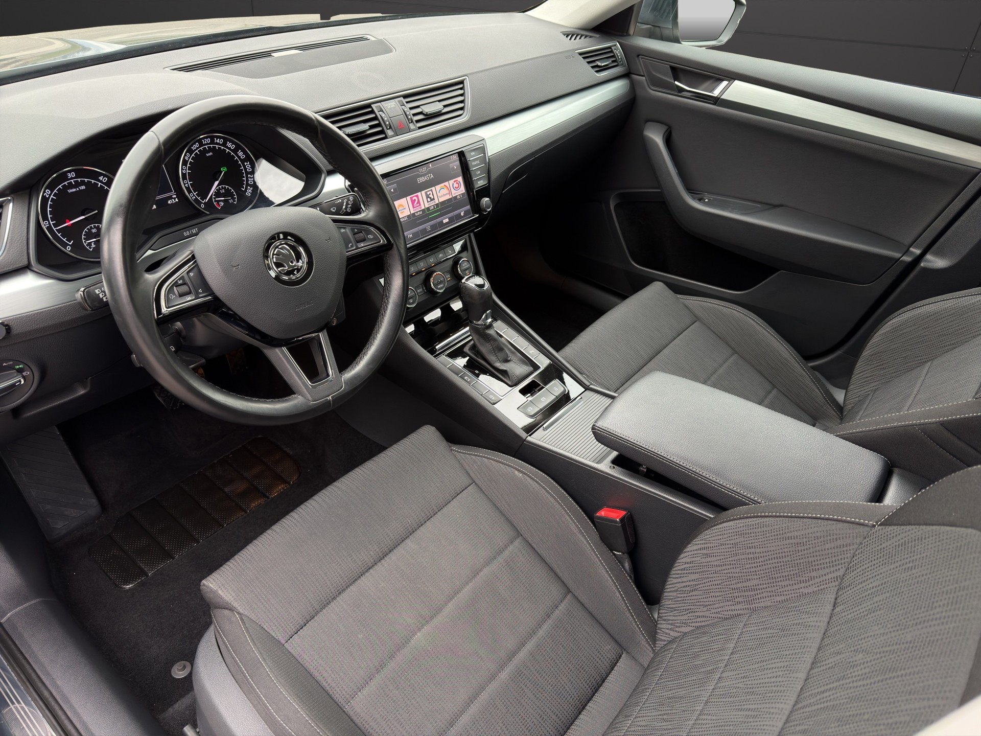 SKODA Superb Combi 2.0 TDi Ambition DSG-image-9