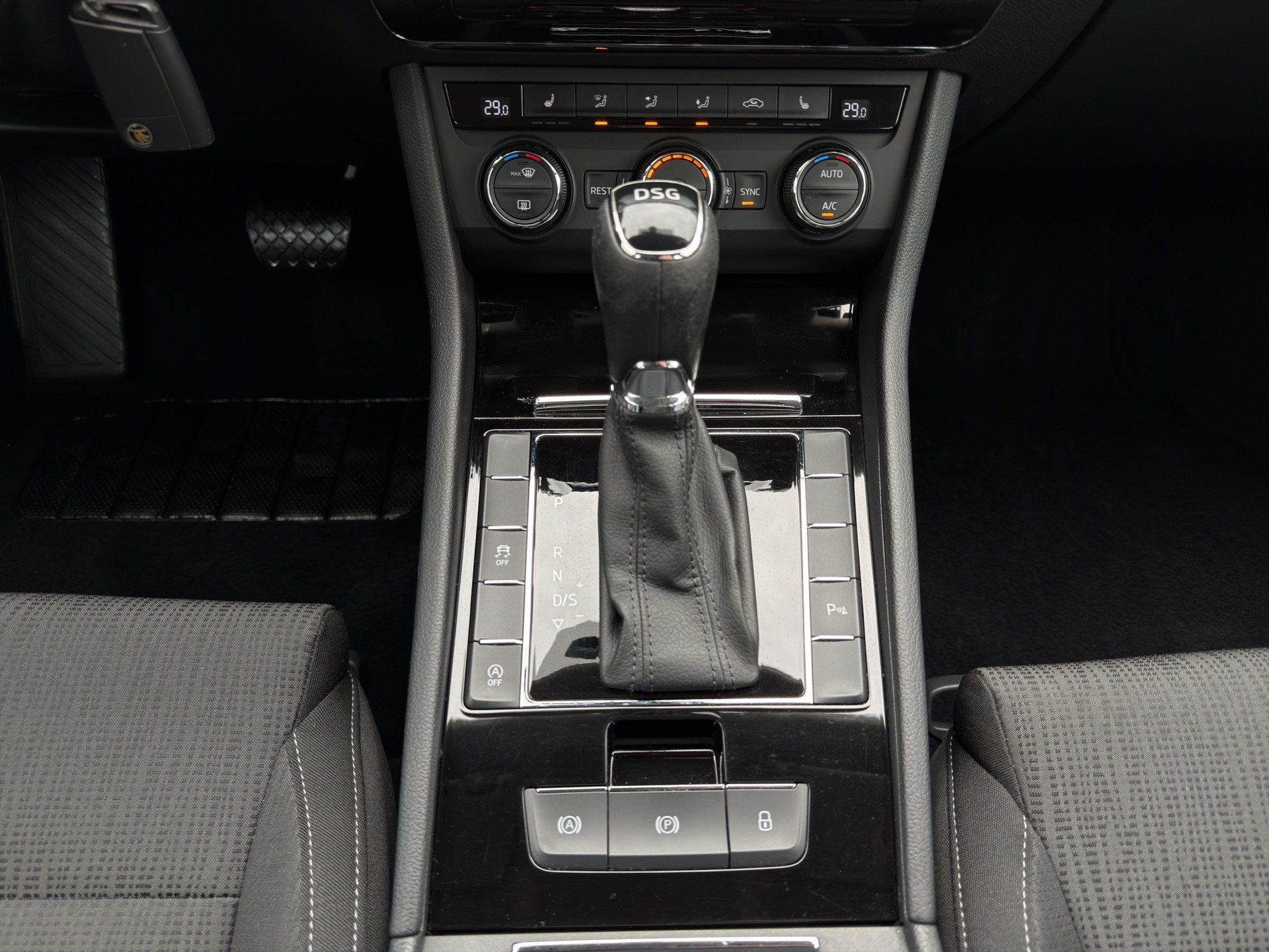 SKODA Superb Combi 2.0 TDi Ambition DSG-image-15