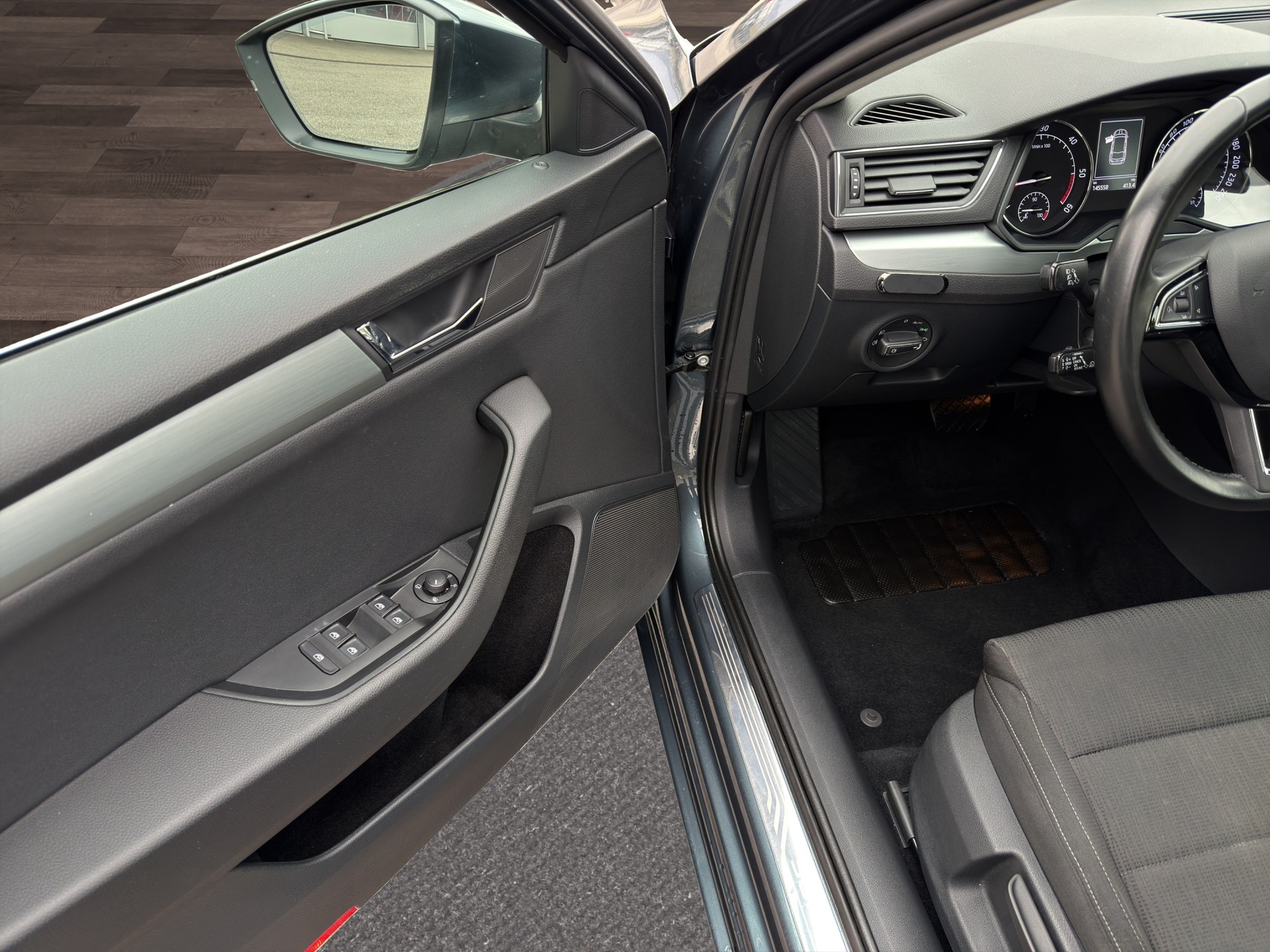 SKODA Superb Combi 2.0 TDi Ambition DSG-image-19
