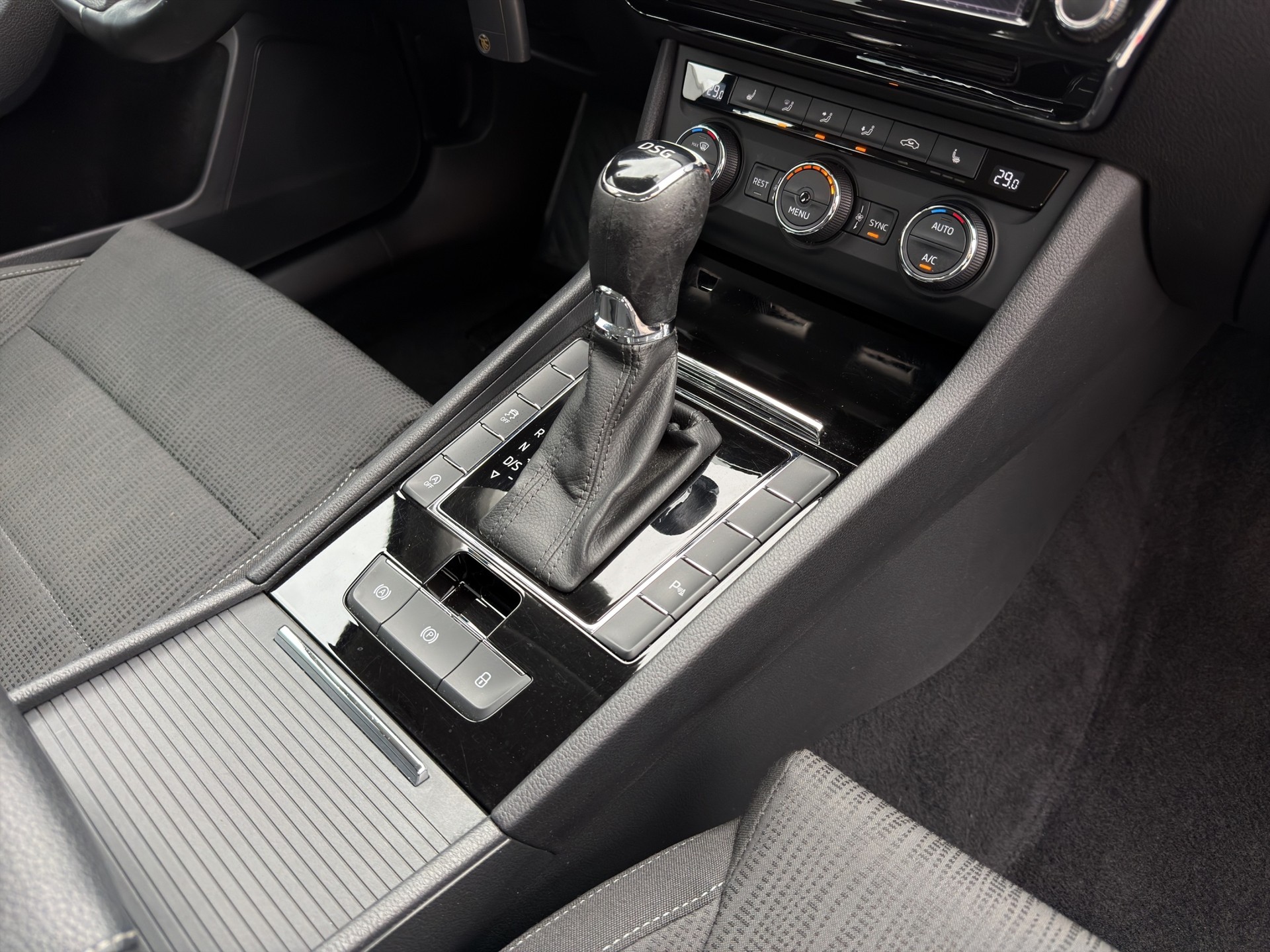 SKODA Superb Combi 2.0 TDi Ambition DSG-image-17