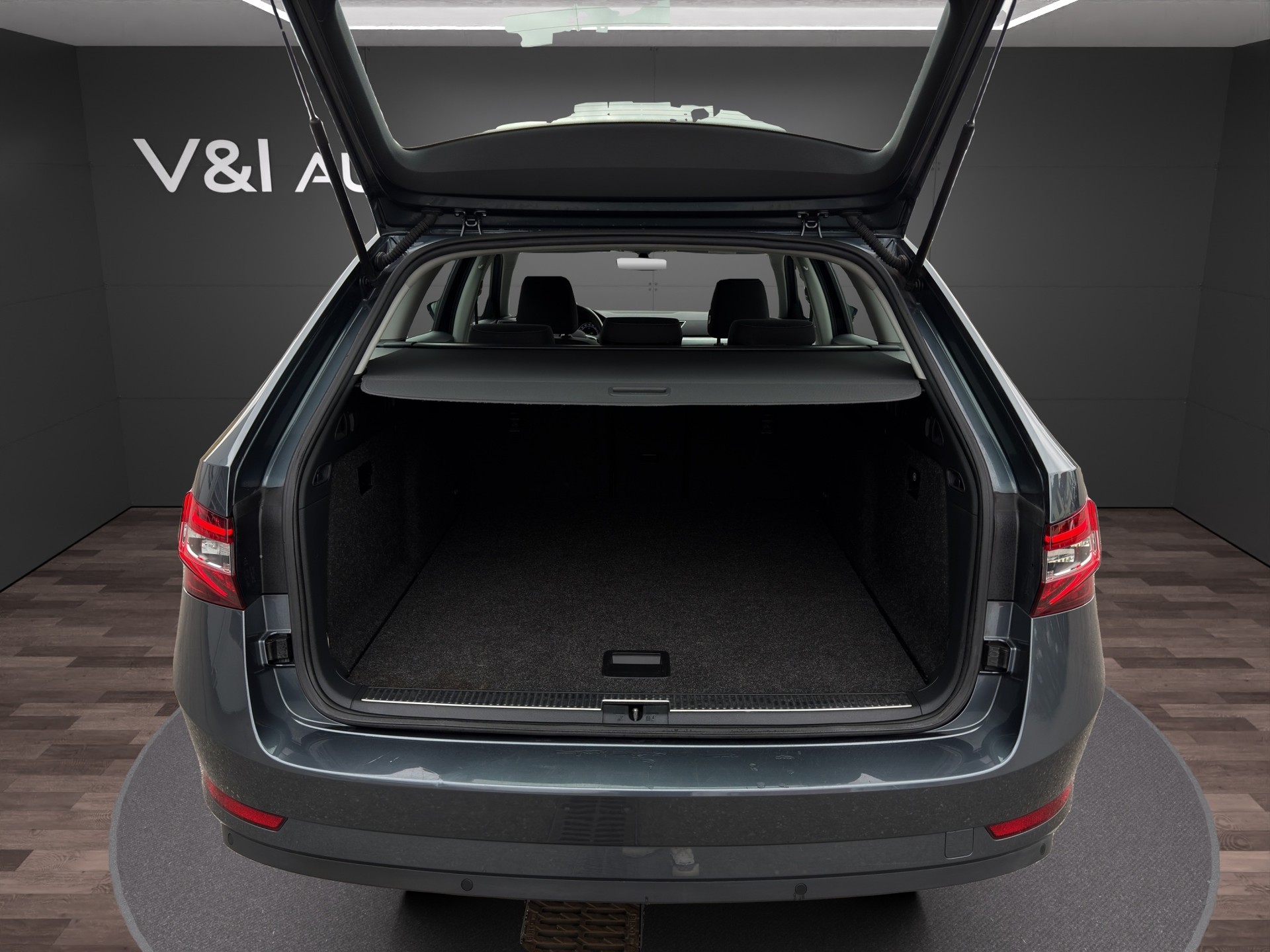 SKODA Superb Combi 2.0 TDi Ambition DSG-image-24
