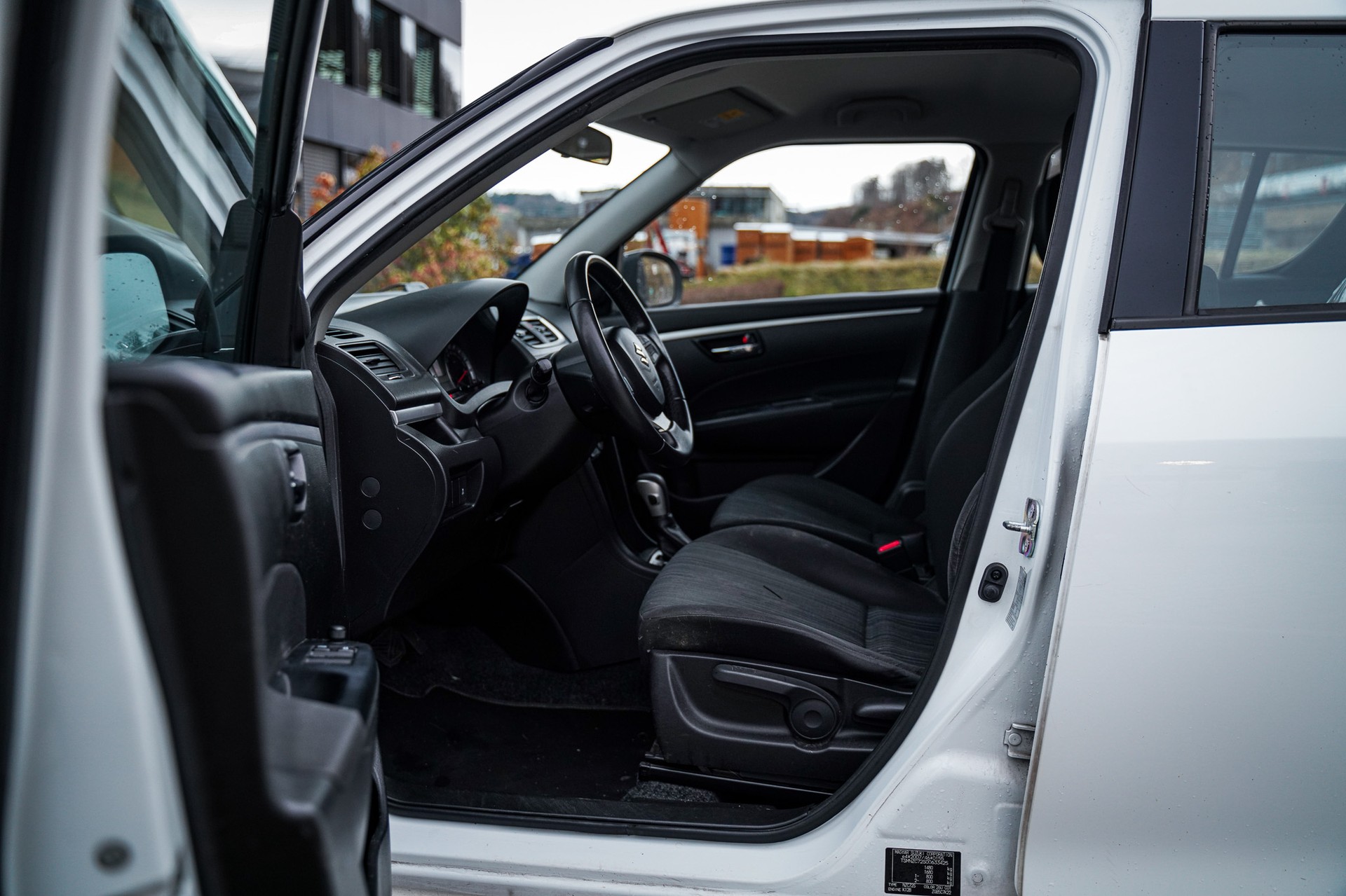SUZUKI Swift 1.2i 16V Compact Top Automatic-image-5