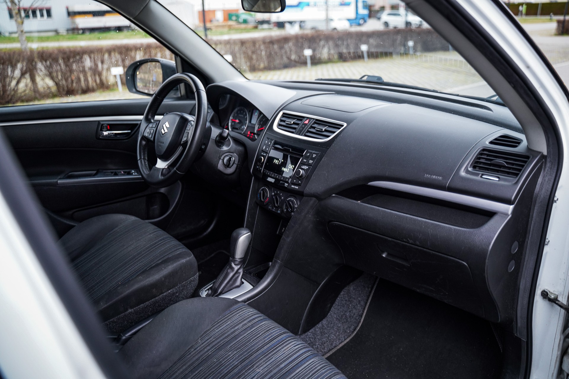 SUZUKI Swift 1.2i 16V Compact Top Automatic-image-10