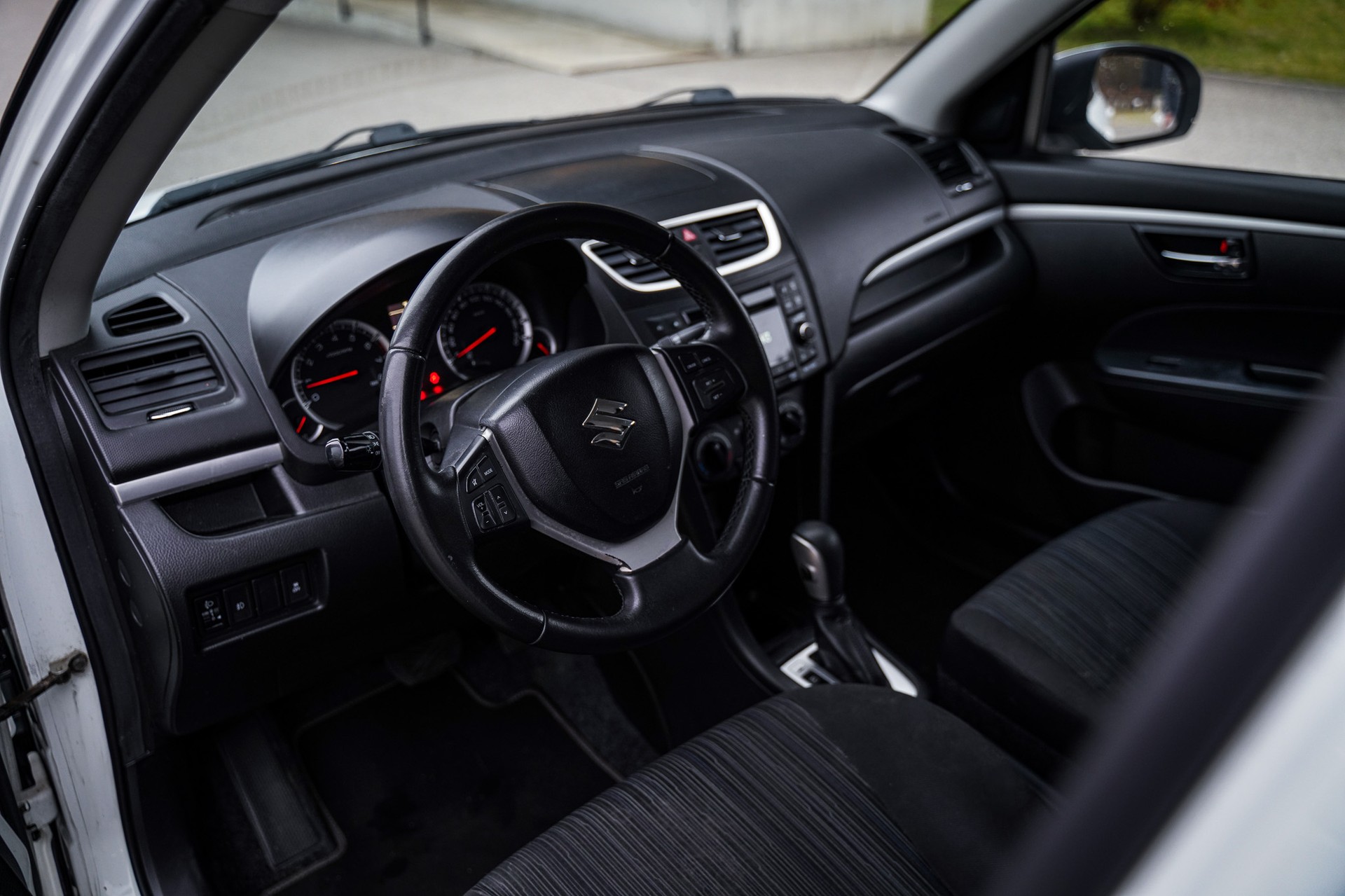 SUZUKI Swift 1.2i 16V Compact Top Automatic-image-6