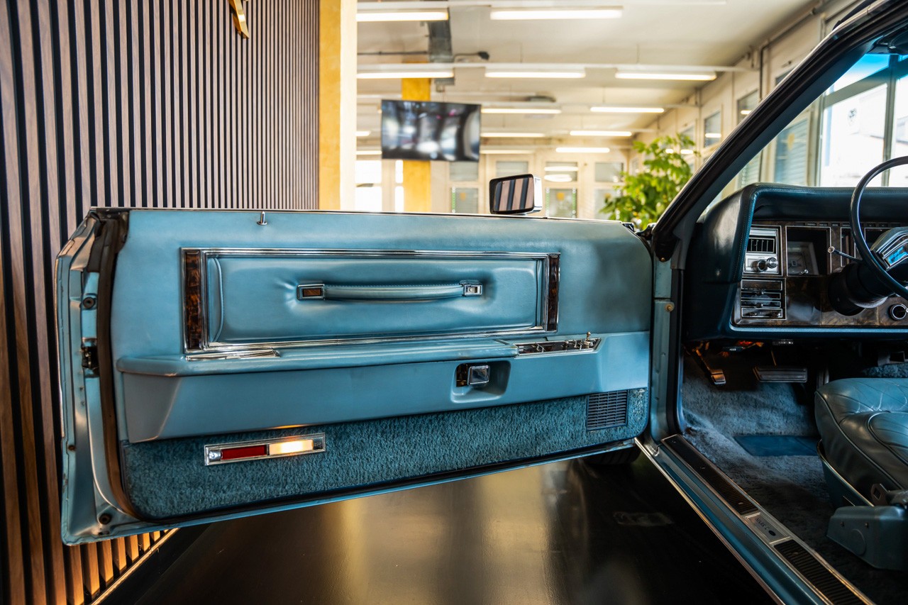 LINCOLN Continental-image-17