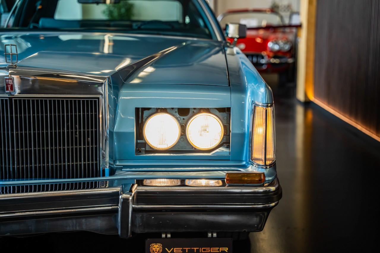 LINCOLN Continental-image-7