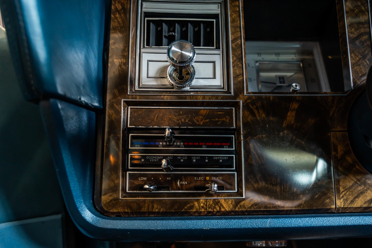 LINCOLN Continental-image-21