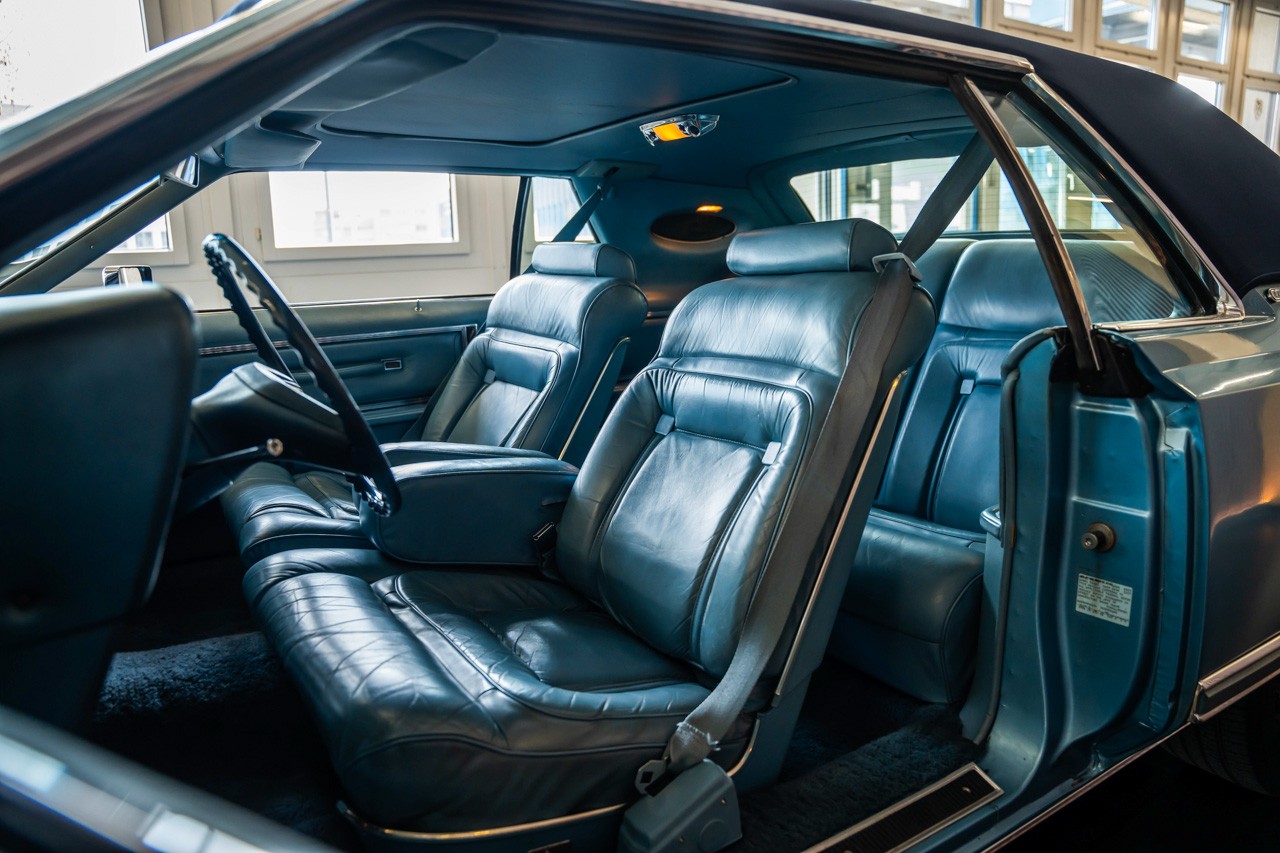 LINCOLN Continental-image-12