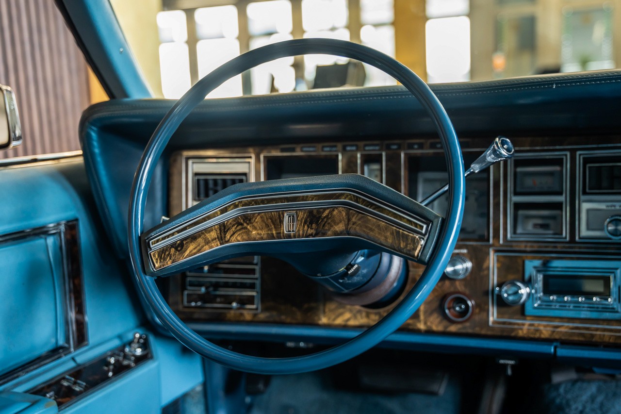 LINCOLN Continental-image-25