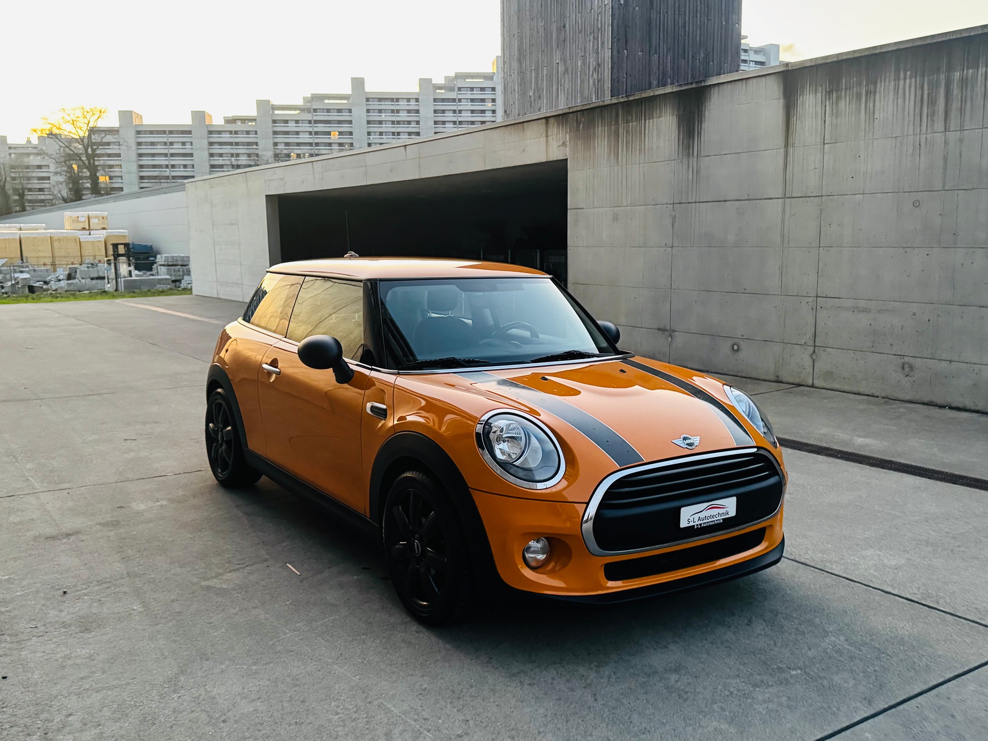 MINI One First-showroom-element-2