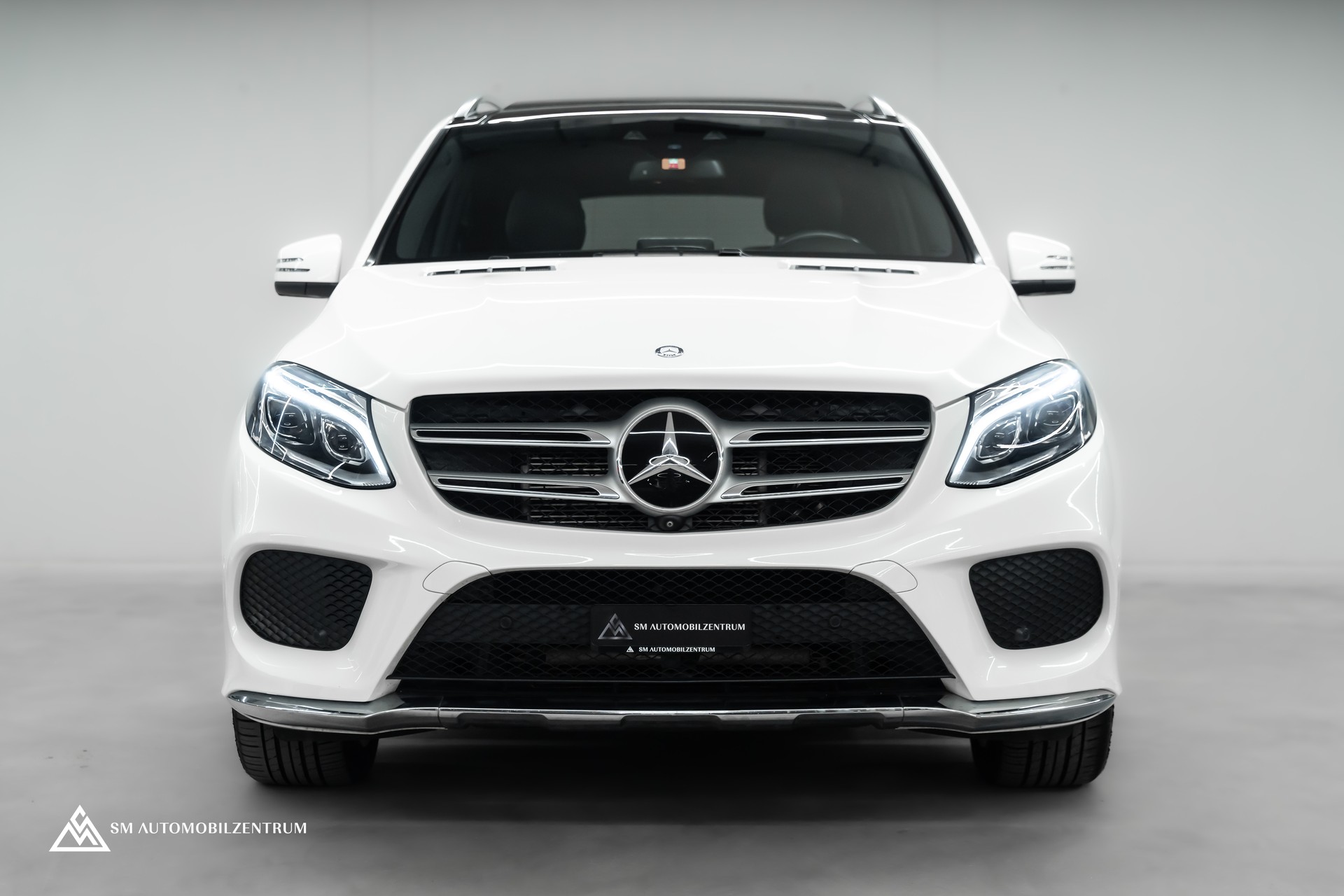 MERCEDES-BENZ GLE 500 e 4Matic AMG Line / Panorama / 360° / AHK-showroom-element-1