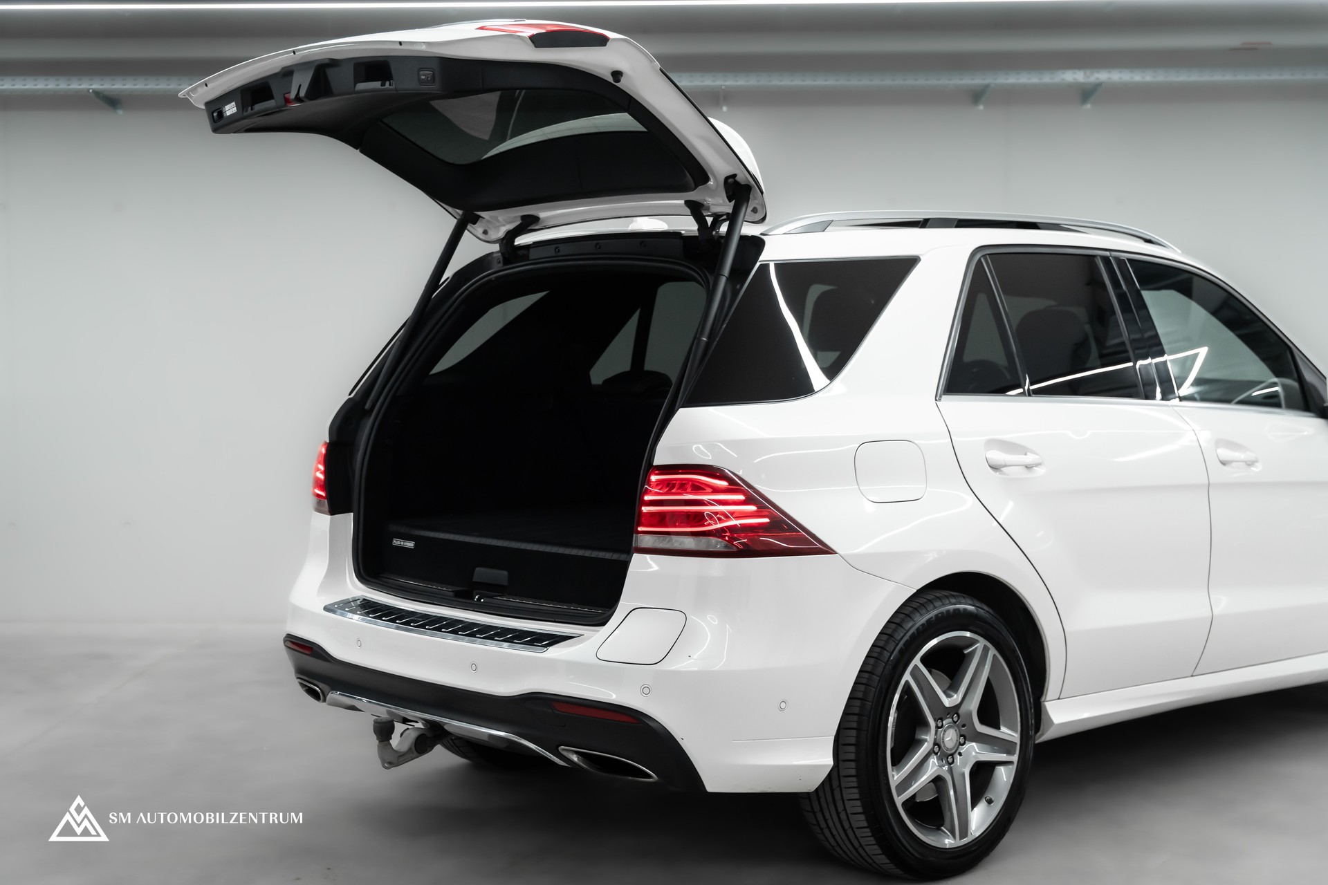 MERCEDES-BENZ GLE 500 e 4Matic AMG Line / Panorama / 360° / AHK-image-11