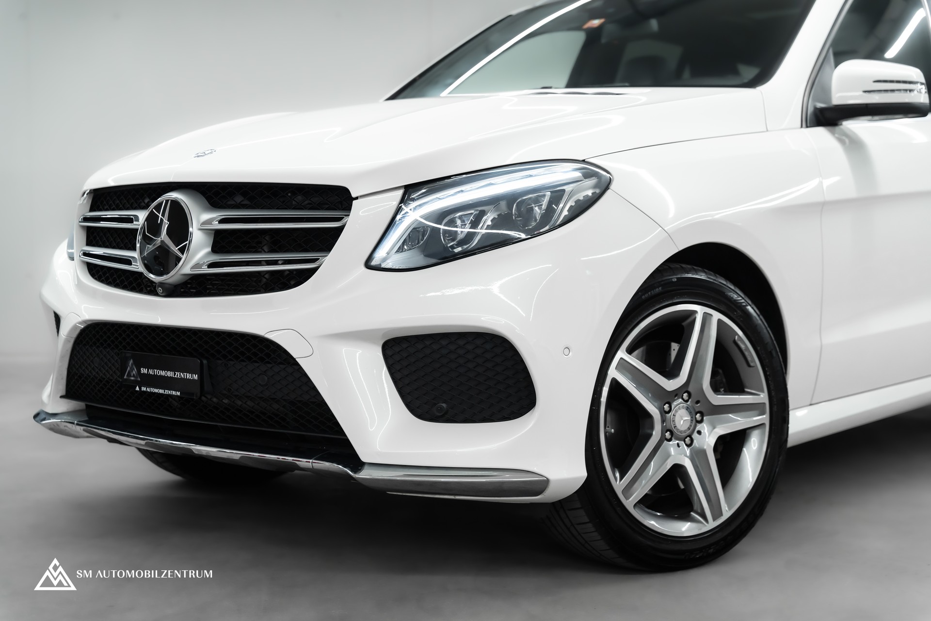 MERCEDES-BENZ GLE 500 e 4Matic AMG Line / Panorama / 360° / AHK-showroom-element-3