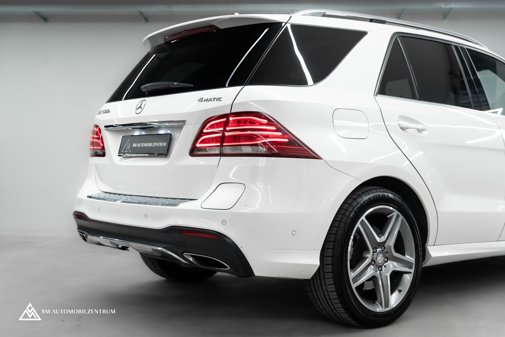 MERCEDES-BENZ GLE 500 e 4Matic AMG Line / Panorama / 360° / AHK-image-8