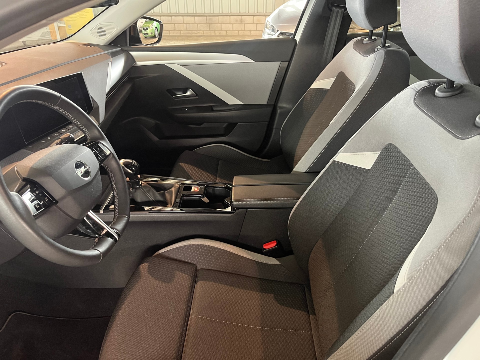 OPEL Astra 1.2i Turbo Swiss-image-1