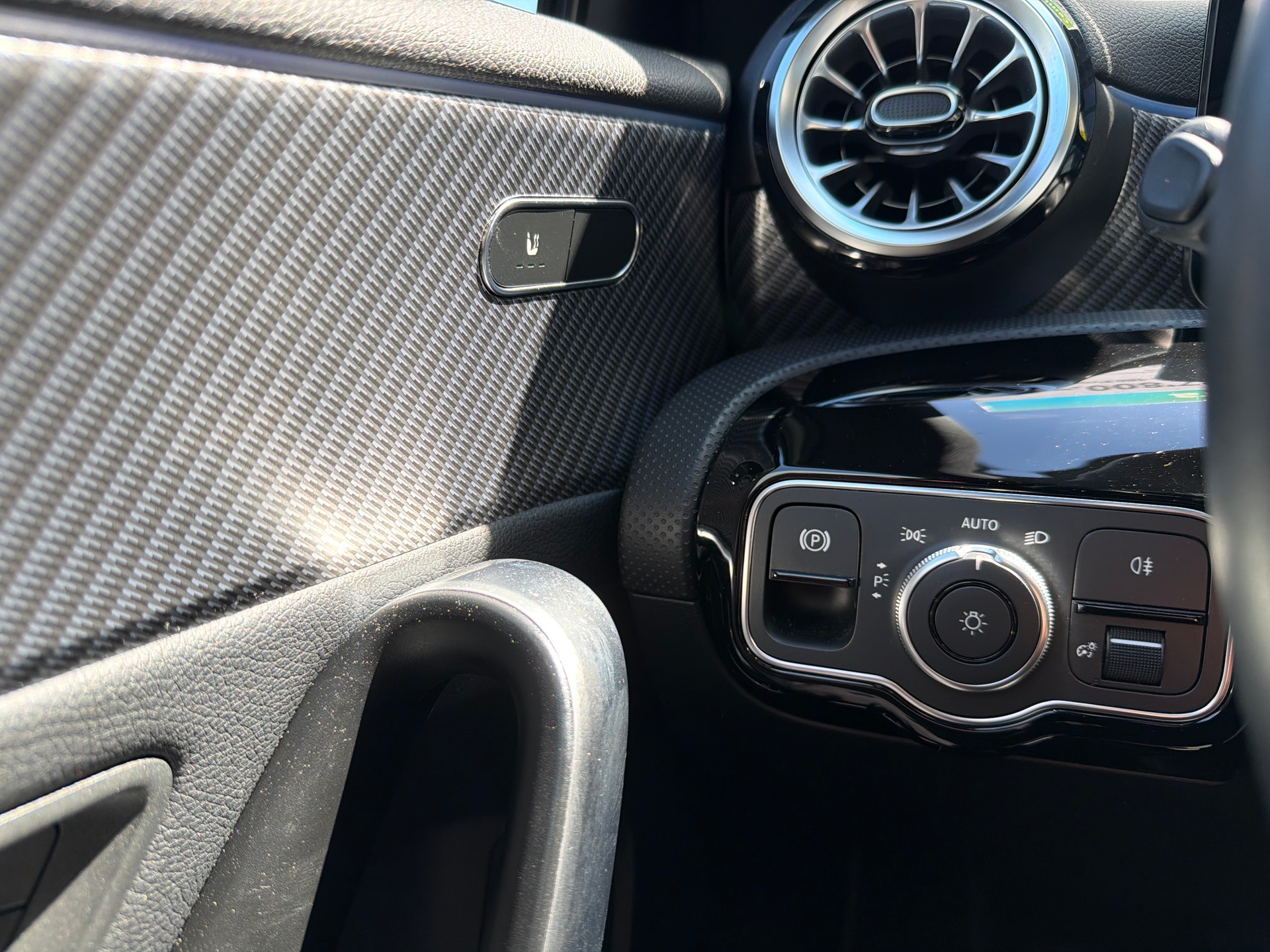 MERCEDES-BENZ A 180 Progressive 7G-DCT-image-17