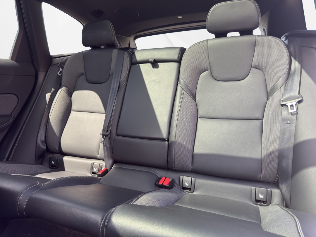 VOLVO XC60 B5 Benzin Mild Hybrid AWD R-Design Geartronic-image-10