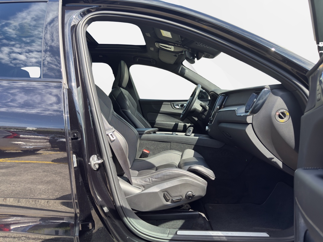 VOLVO XC60 B5 Benzin Mild Hybrid AWD R-Design Geartronic-image-11