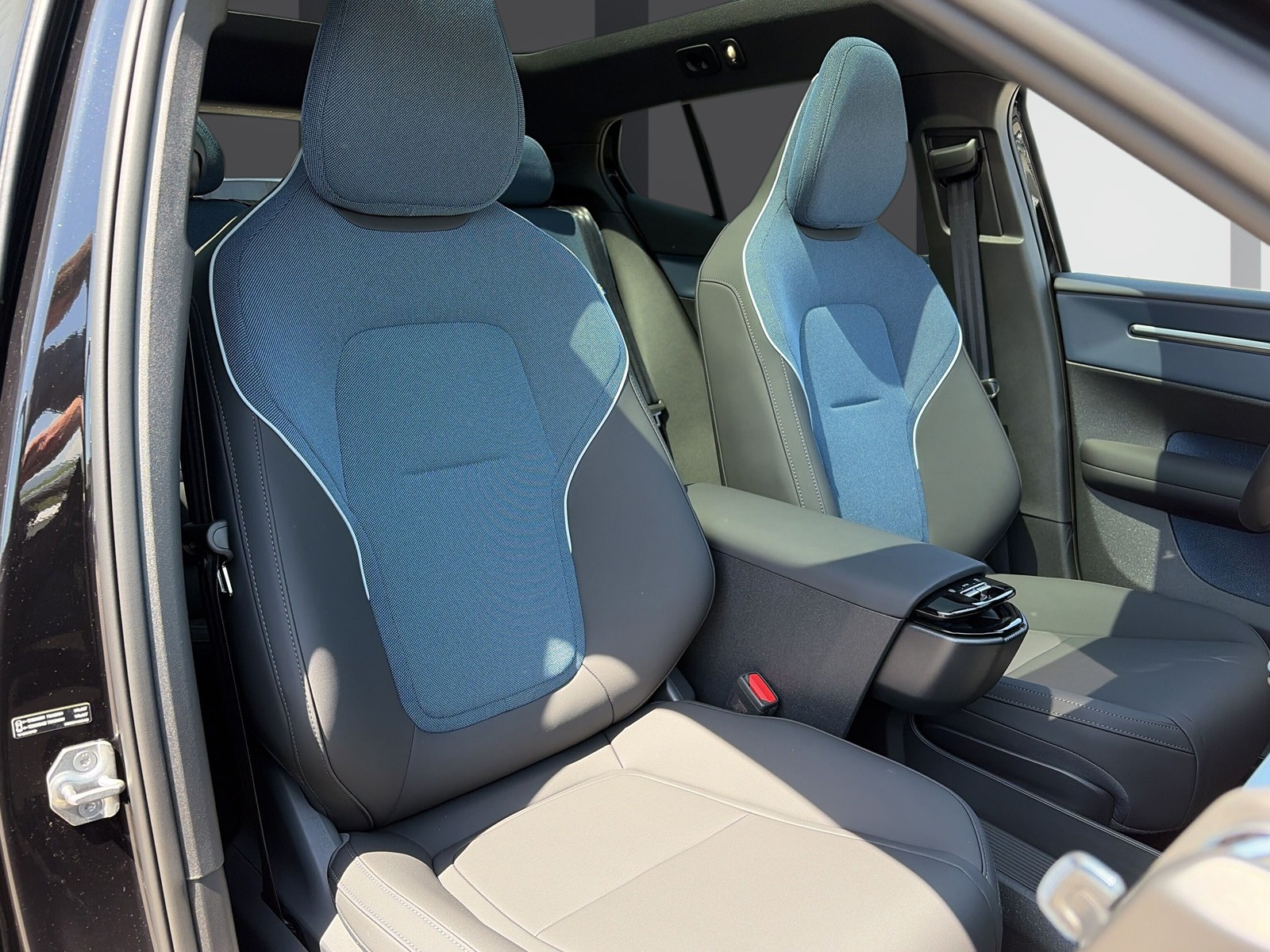 VOLVO EX30 E60 Twin Ultra Performance Sw. Black Ed. AWD-image-9
