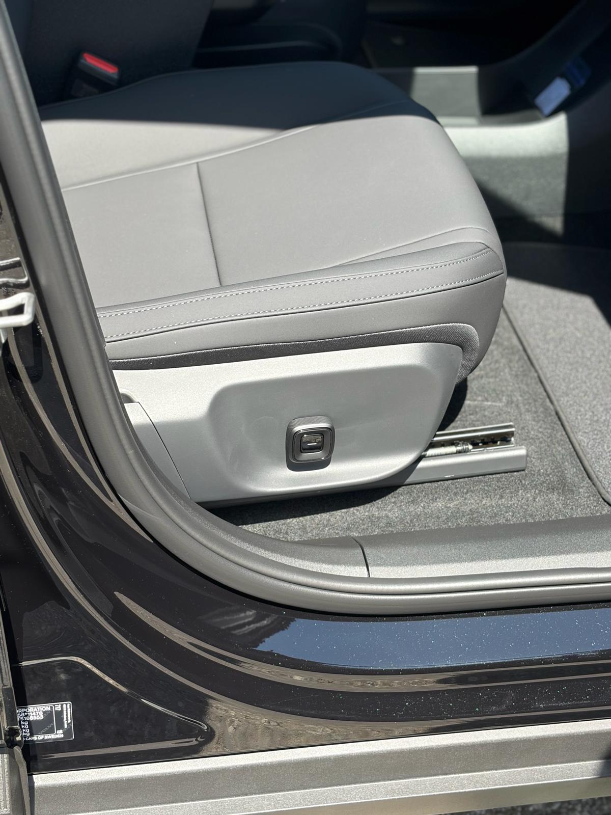 VOLVO EX30 E60 Twin Ultra Performance Sw. Black Ed. AWD-image-10
