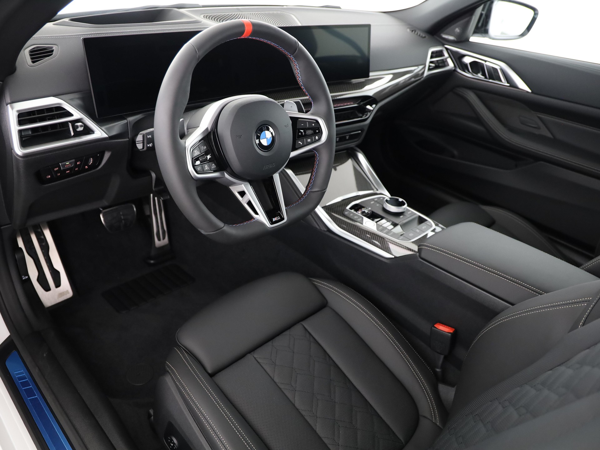 BMW M440i xDrive Cabrio-image-18