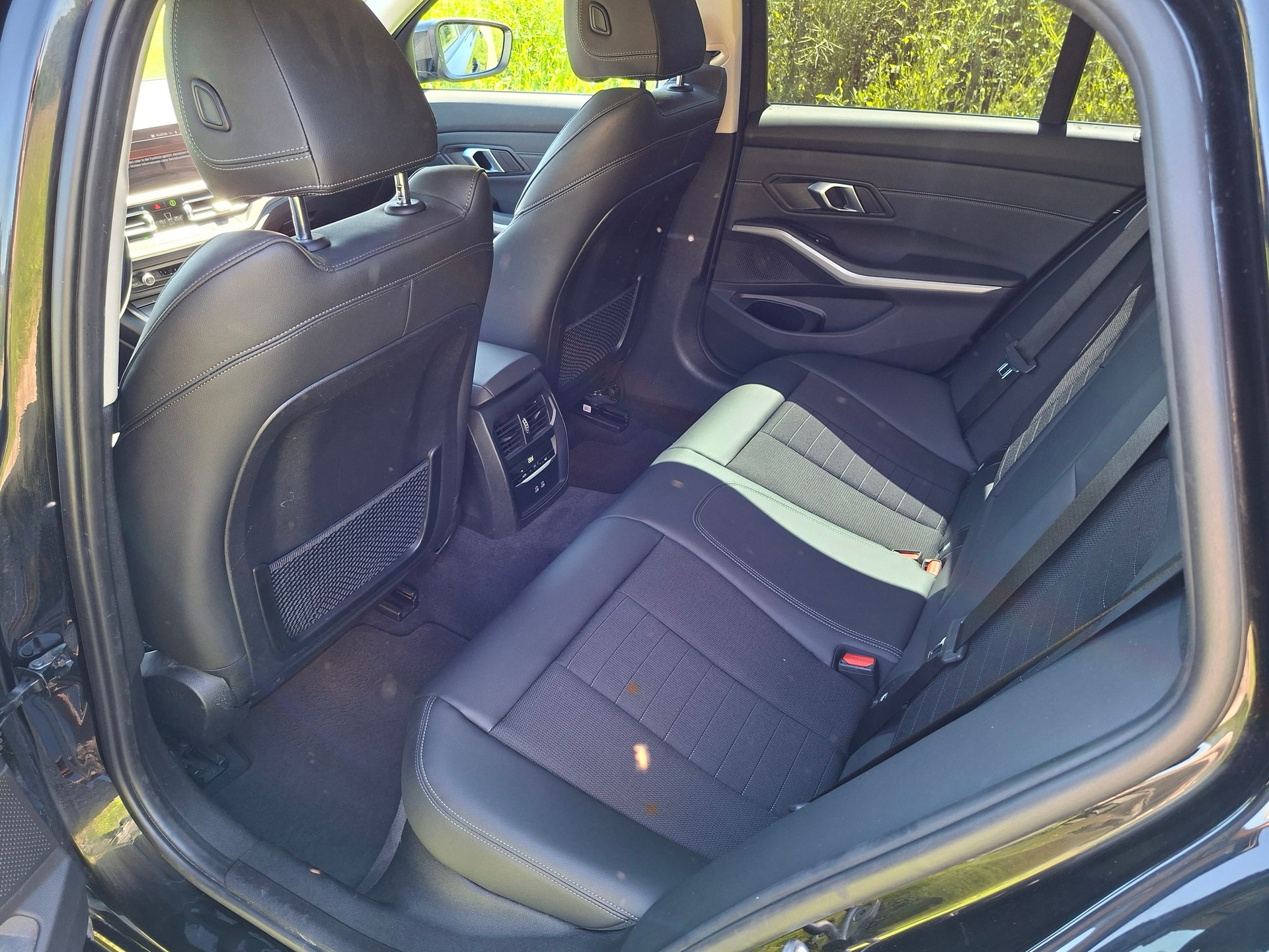 BMW 320d xDrive 48V Touring Steptronic-image-13