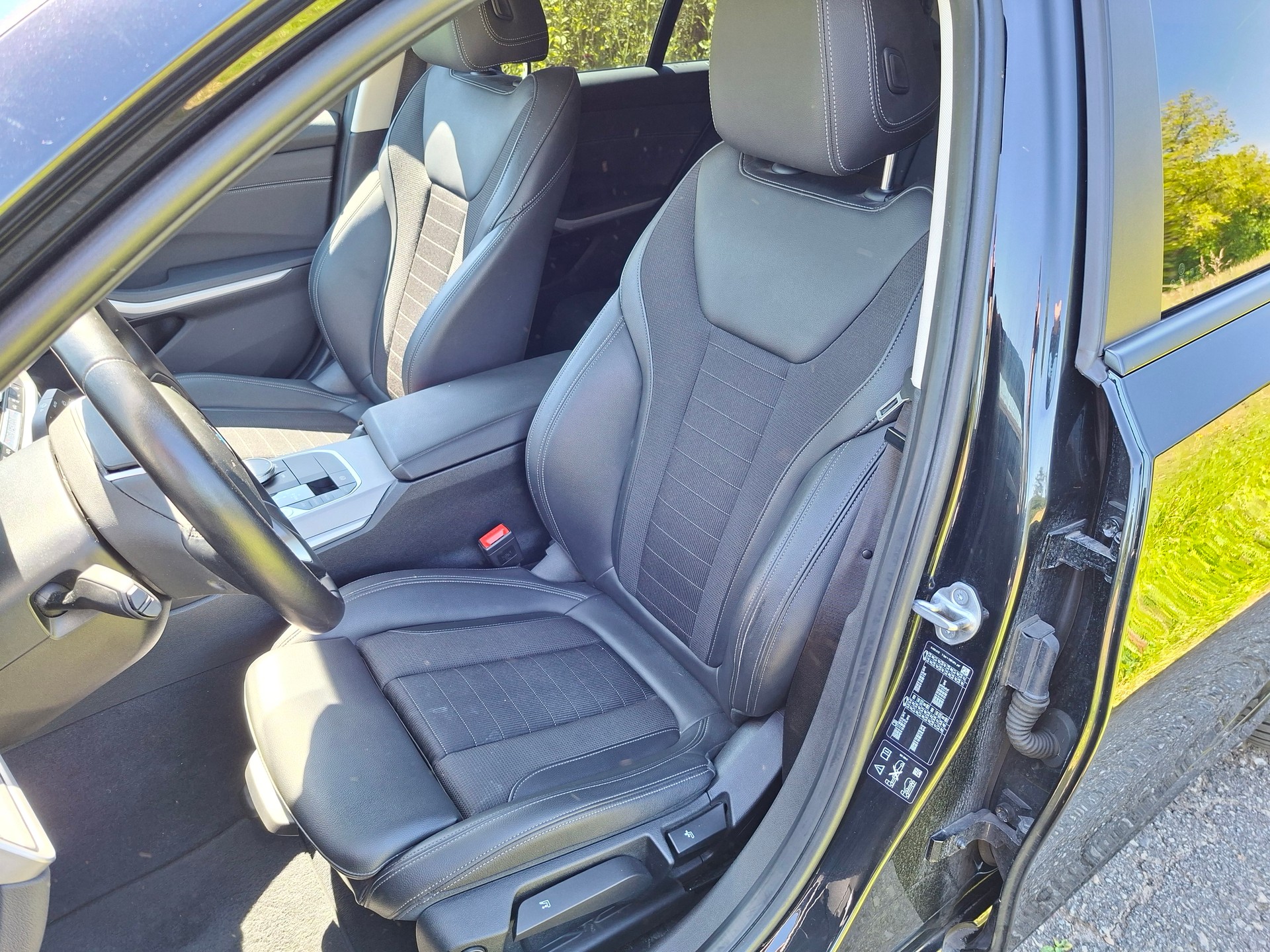 BMW 320d xDrive 48V Touring Steptronic-image-12