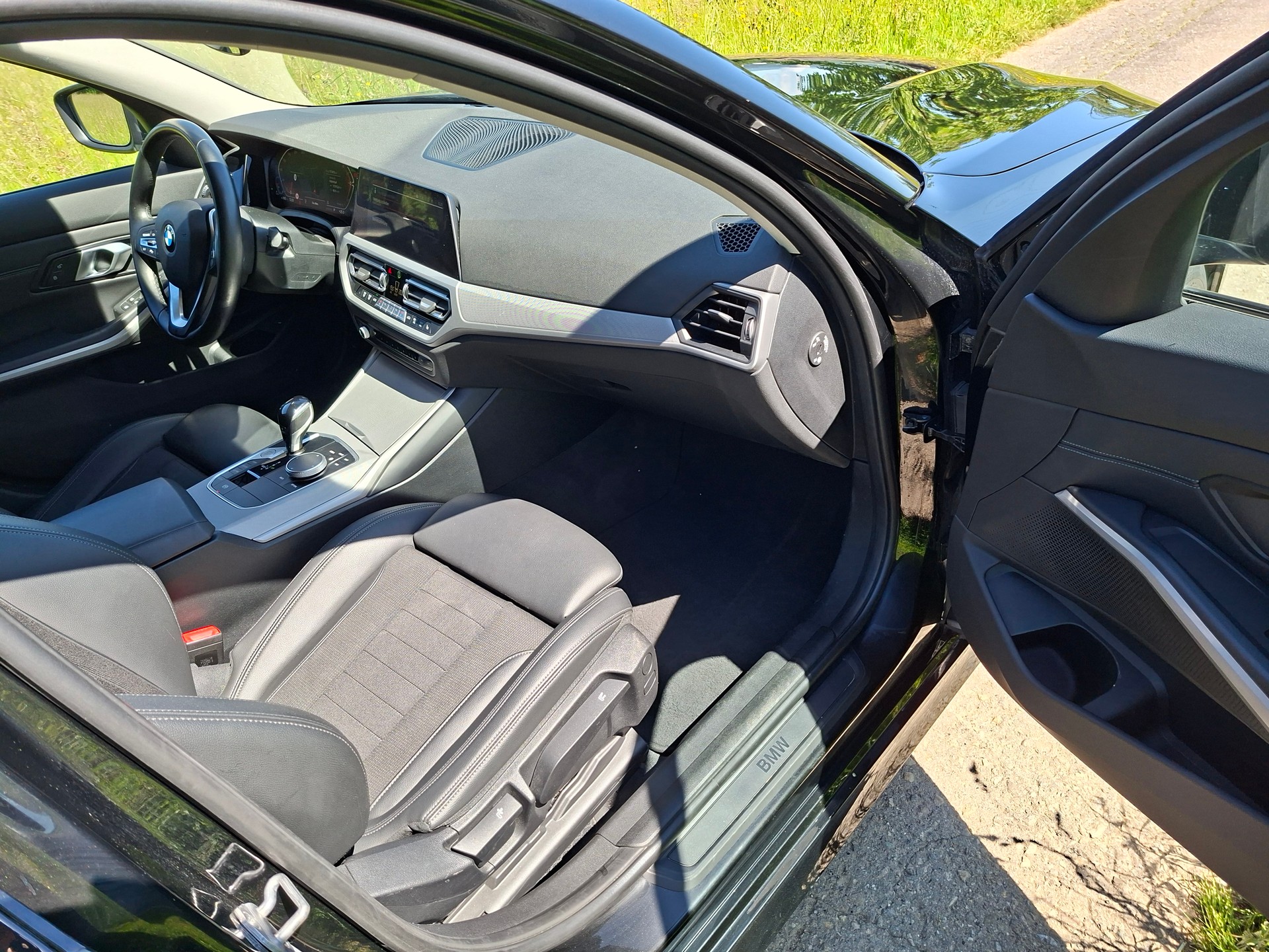 BMW 320d xDrive 48V Touring Steptronic-image-14