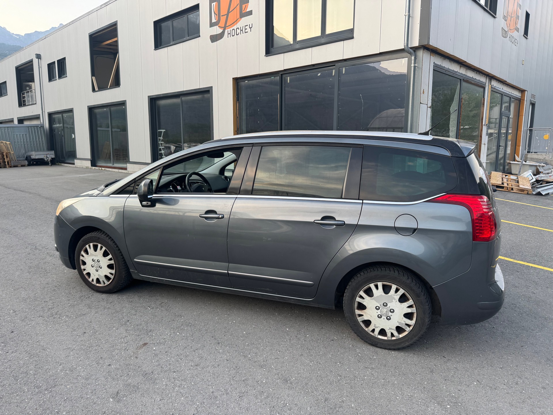 PEUGEOT 5008 1.6 16V T Sport Pack-image-4