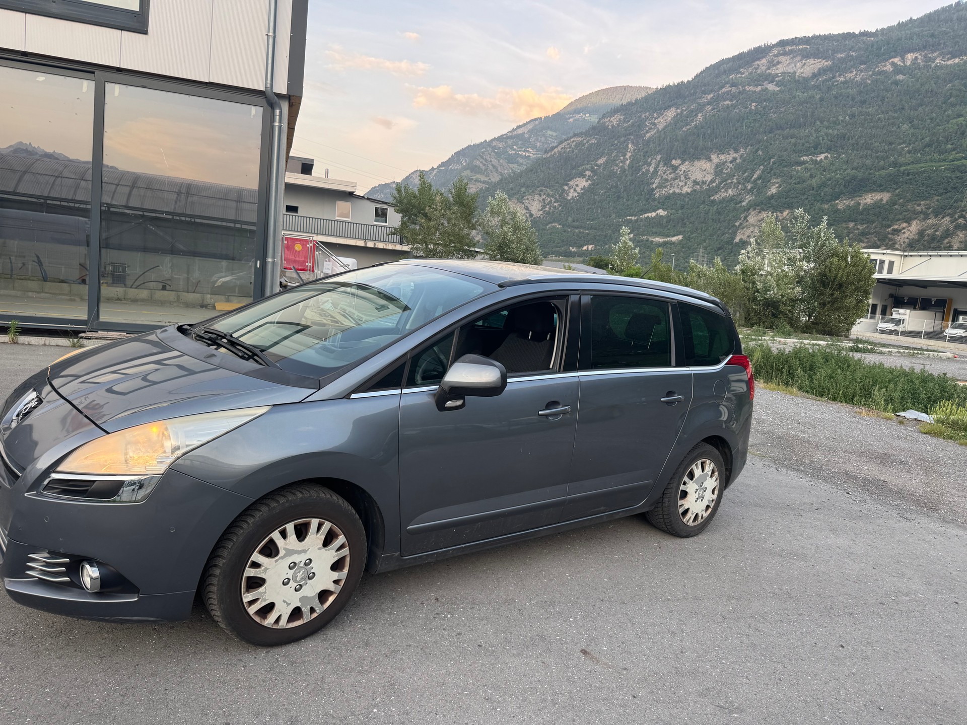PEUGEOT 5008 1.6 16V T Sport Pack-image-1