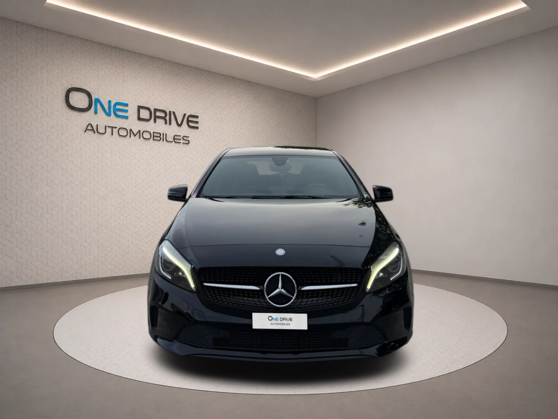 MERCEDES-BENZ A 200 Urban 7G-DCT-image-2